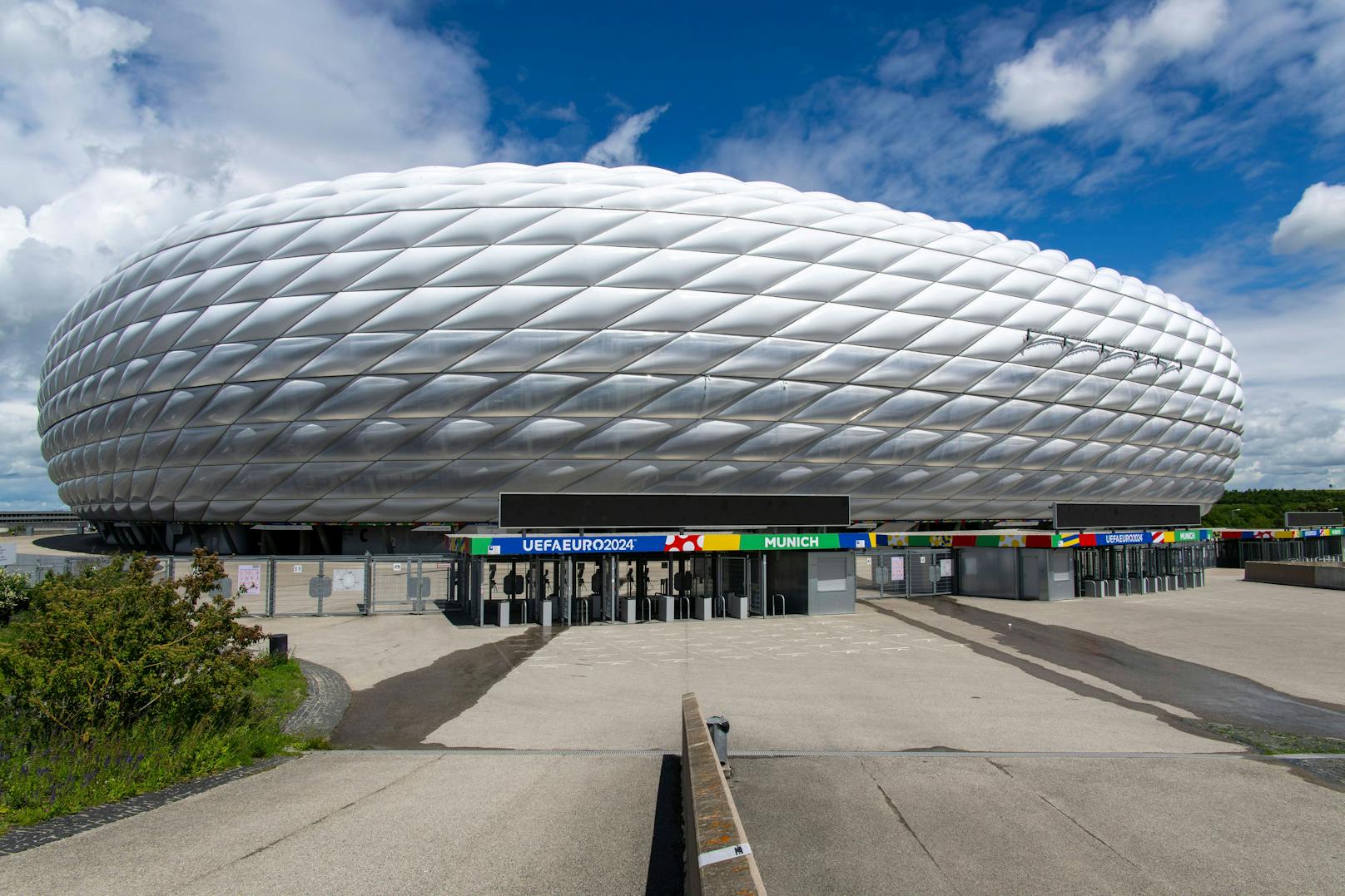 <strong>Munich Footbal Arena:</strong> Die Munich Football Arena alias "Allianz Arena" ist den meisten Fans sicher durch denkwürdige Champions League Abende und die einzigartige Fassade bekannt. Bei Heimspielen der Bayern leuchtet das Stadion in Rot, bei Länderspielen kann die Farbe nach Wunsch geändert werden.
