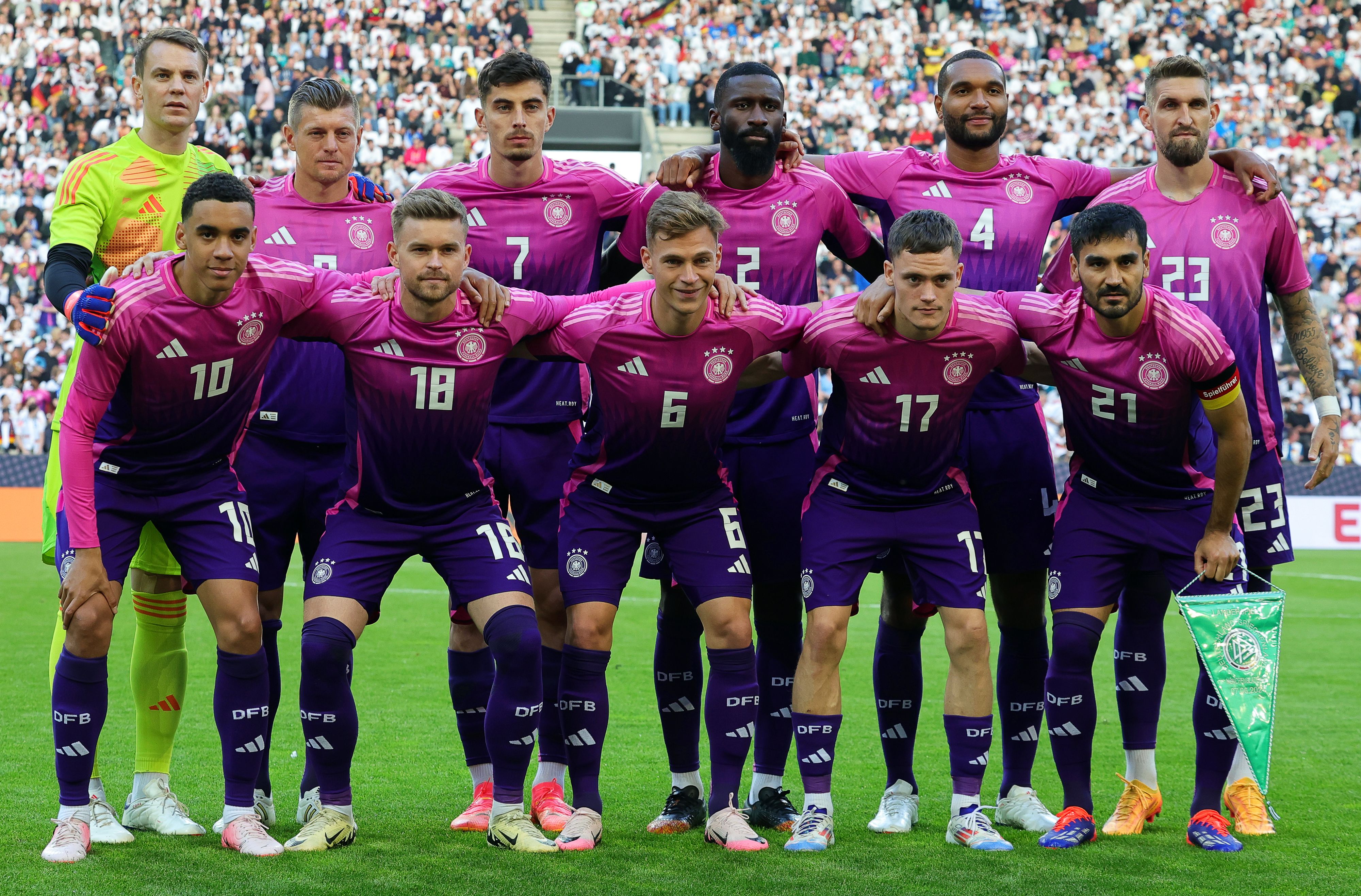 Der gesuchte Disney-Kicker war auch im DFB-Freundschaftsspiel gegen Griechenland im Einsatz. Kleiner Tipp: Er steht in der vorderen Reihe.