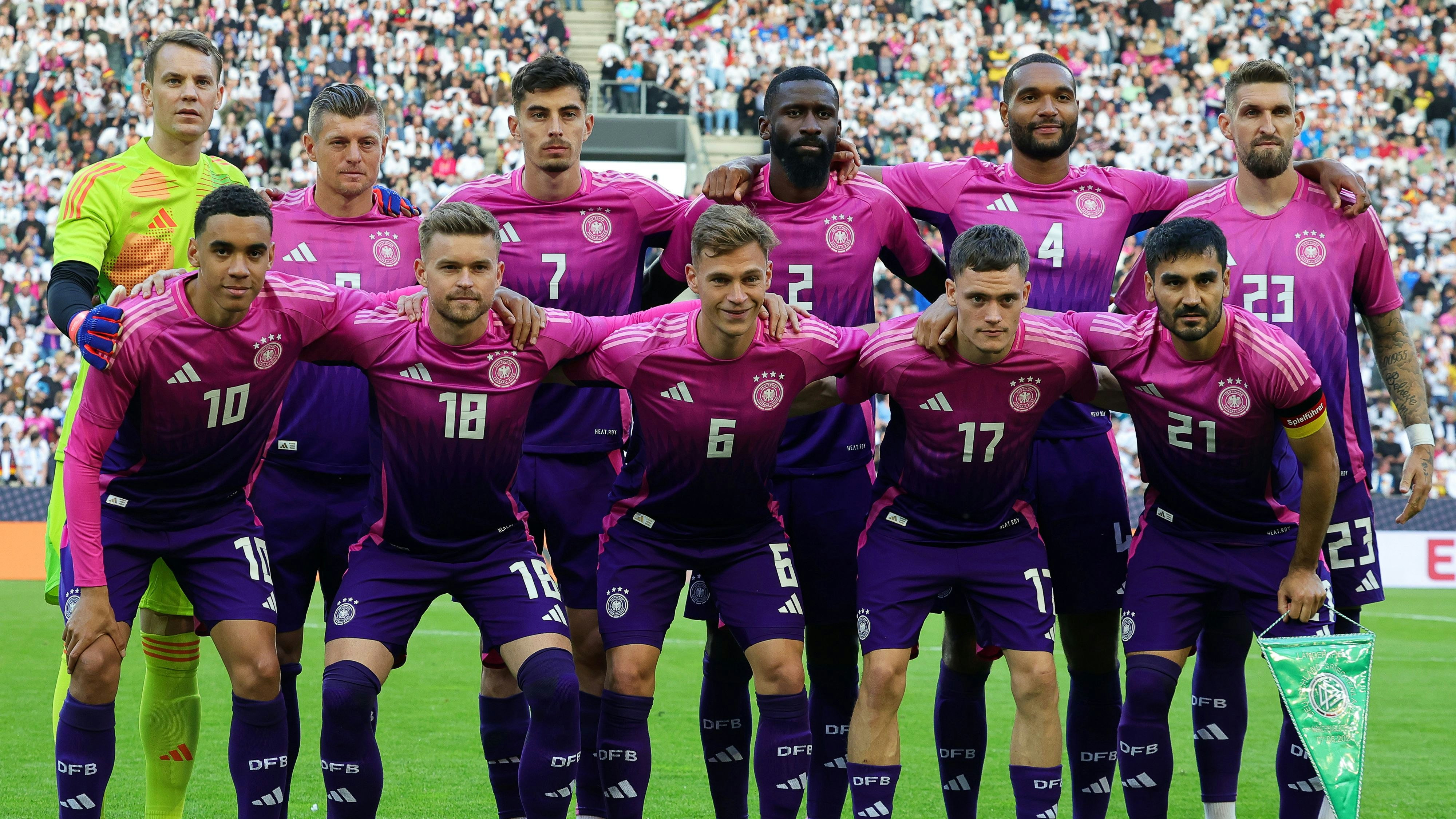 Download von www.picturedesk.com am 10.06.2024 (11:56).  07 June 2024, North Rhine-Westphalia, Mönchengladbach: Soccer: International match, Germany - Greece, stadium in Borussia-Park, Germany's players (back, l-r) goalkeeper Manuel Neuer, Toni Kroos, Kai Havertz, Antonio Rüdiger, Jonathan Tah, Robert Andrich; (front, l-r) Jamal Musiala, Maximilian Mittelstädt, Joshua Kimmich, Florian Wirtz and Ilkay Gündogan stand together for the team picture before the start of the match. Photo: Christian Charisius/dpa - 20240607_PD12607 - Rechteinfo: Rights Managed (RM)