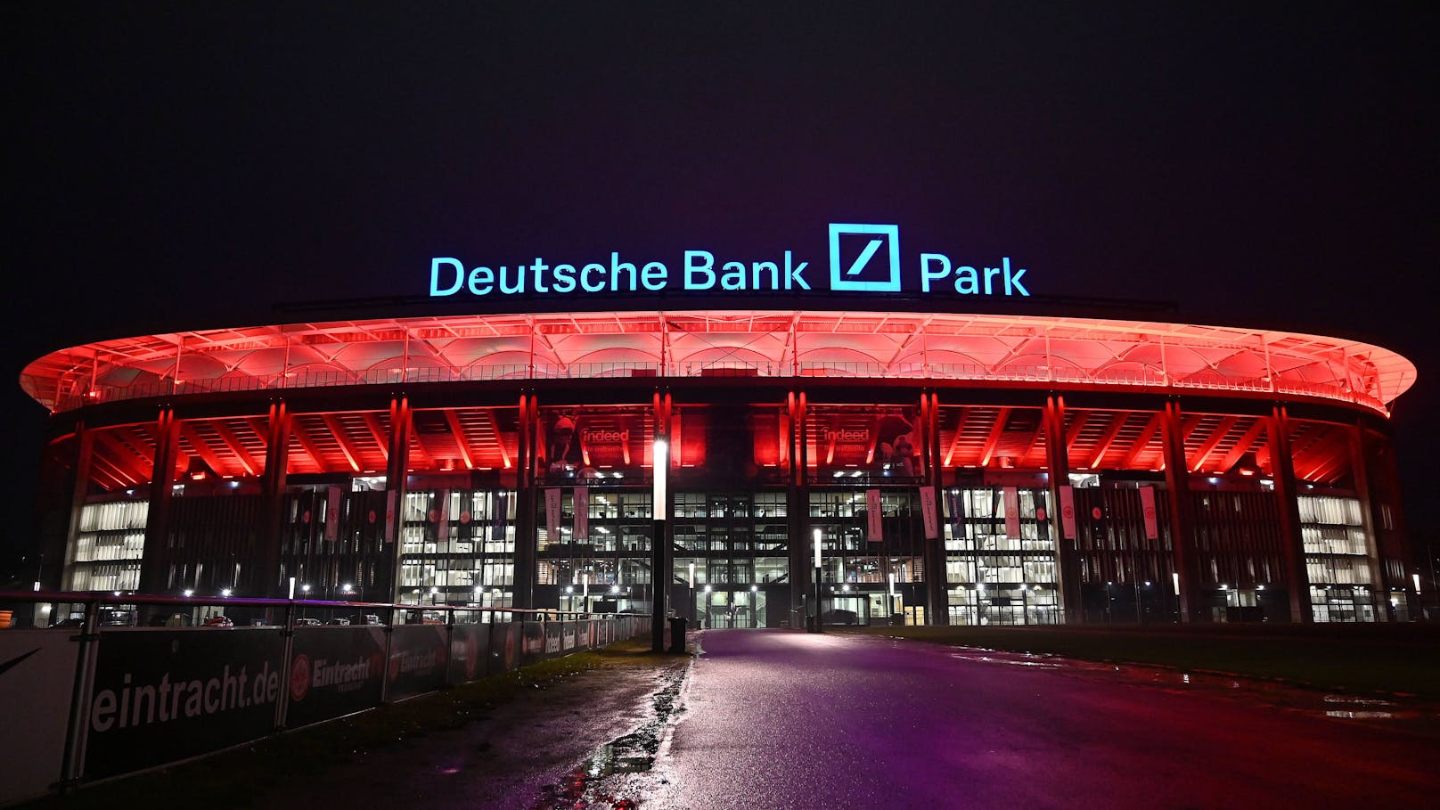 <strong>Frankfurt Arena:</strong> In Frankfurt am Main steht die Frankfurt Arena. 47.000 Menschen haben im Stadion platzt.