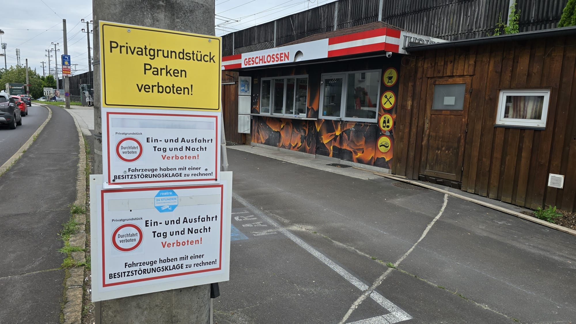 Ein aufgelassener Würstelstand wurde für eine Lenkerin zum teuren Problem.