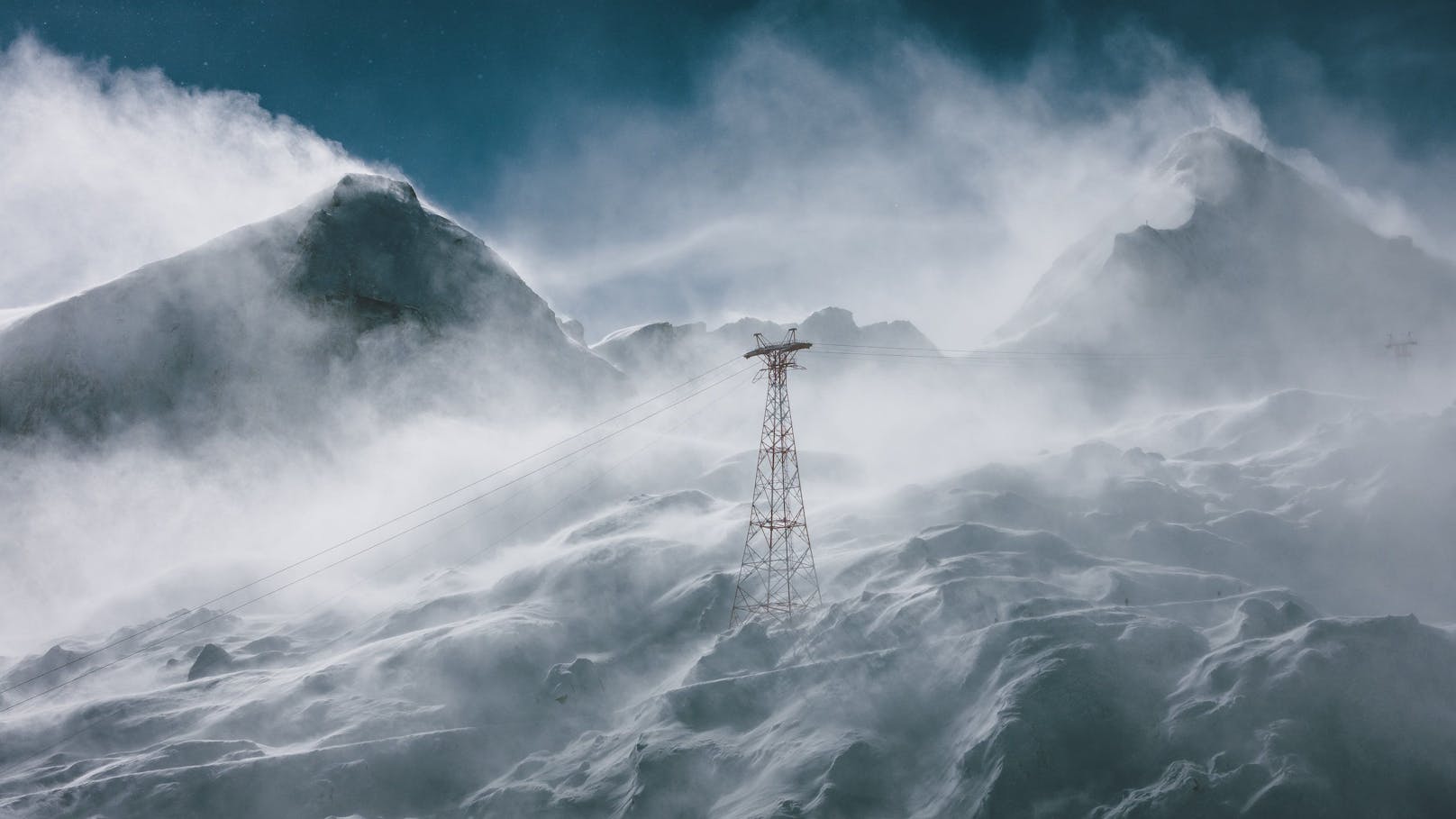 Eine Liftstütze der Gipfelbahn am Kitzsteinhorn bei Kaprun. Hier wird Neuschnee erwartet.