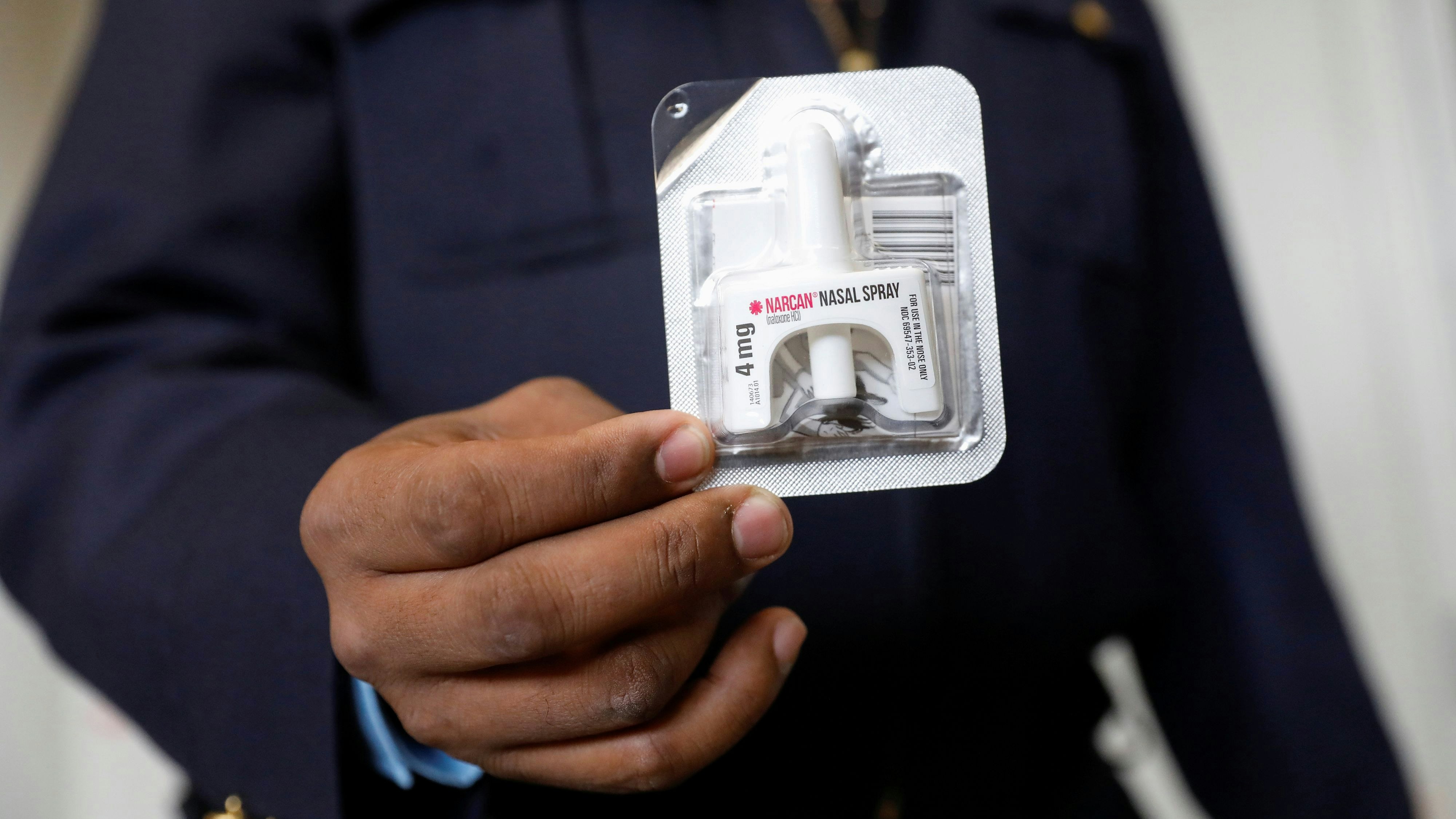 Polizist mit Naxalon-Nasenspray, dieser hilft bei Fentanyl-Vergiftungen. 