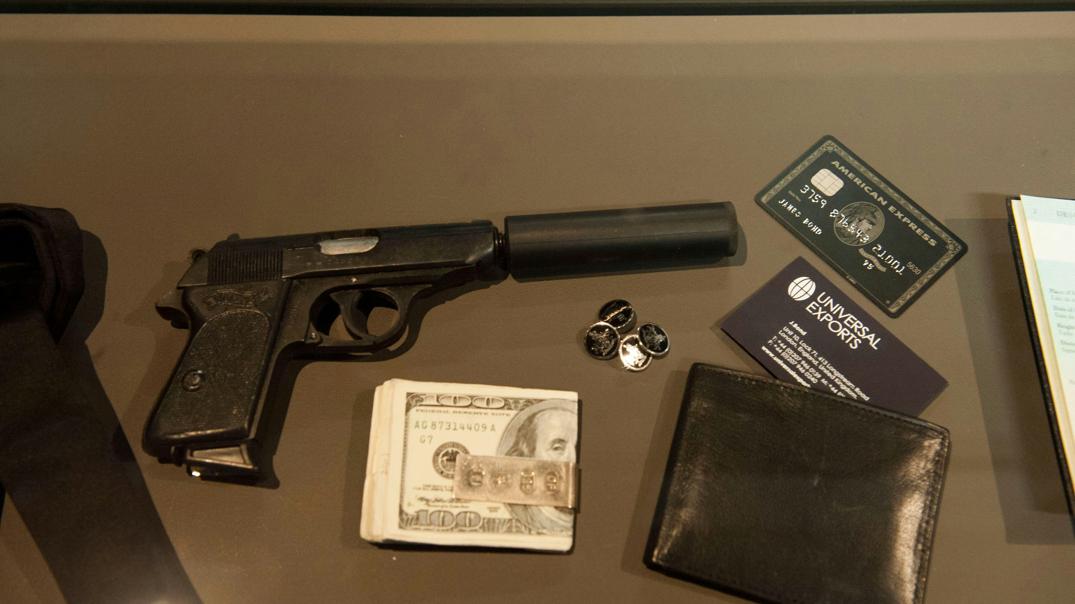 Diverse Requisiten und Gadgets sind ebenfalls in der Ausstellung zu sehen