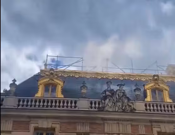 Das Feuer sei genau über dem Marmorhof der königlichen Residenz ausgebrochen.