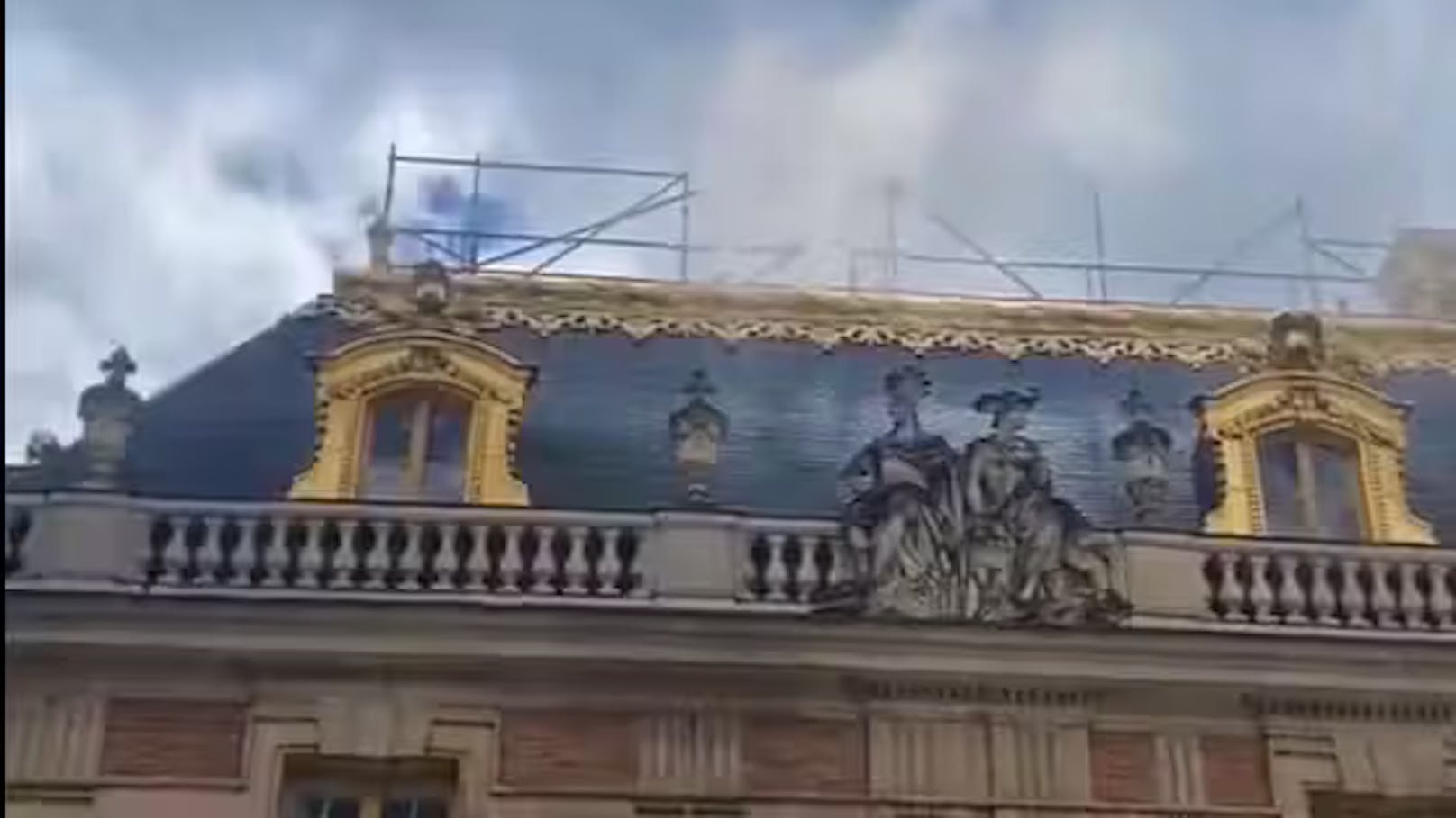 Rauchsäule über Schloss Versailles – Gebäude evakuiert