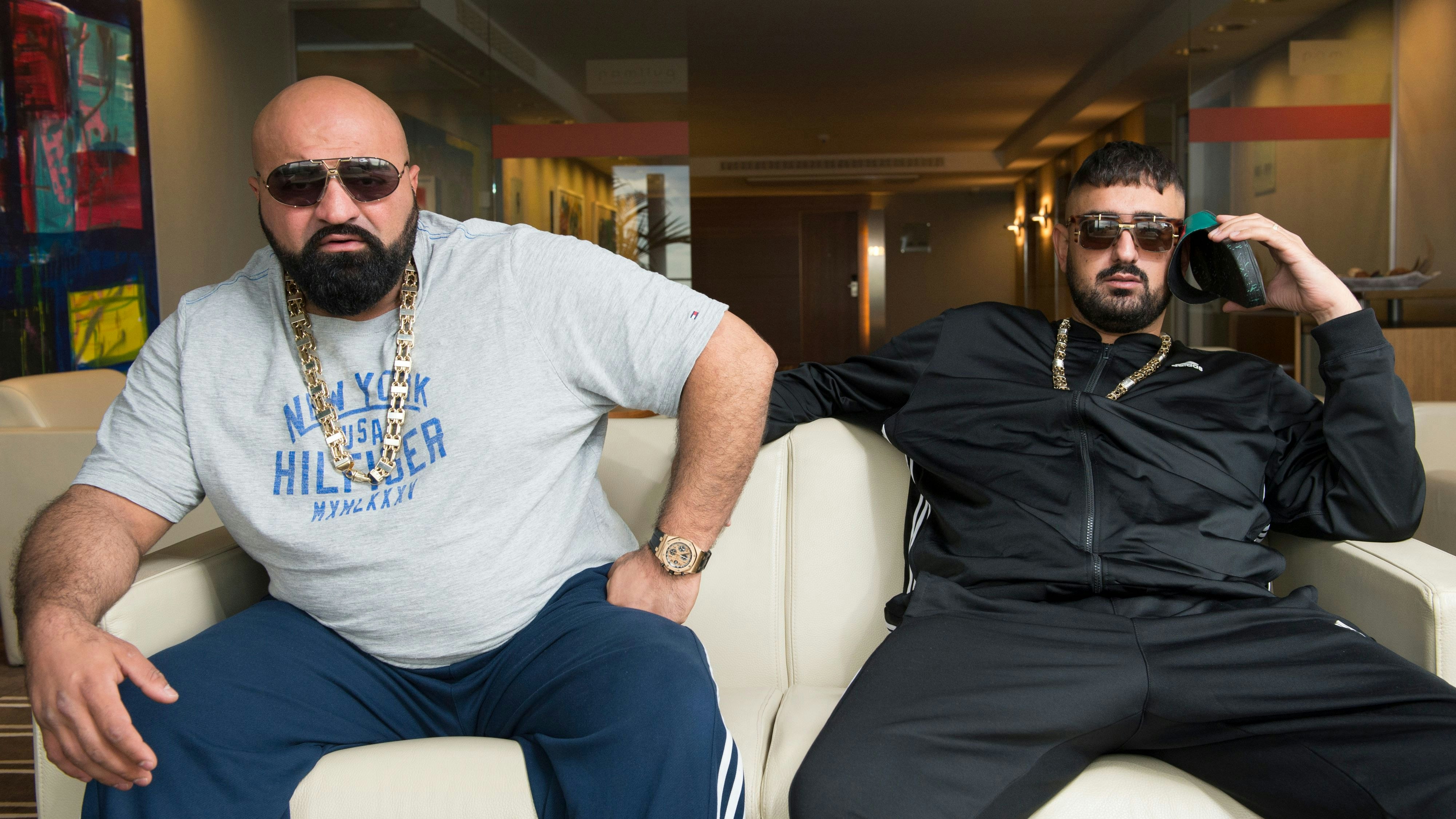 Xatar (l.) und Haftbefehl im Jahr 2017 beim posen auf der Couch