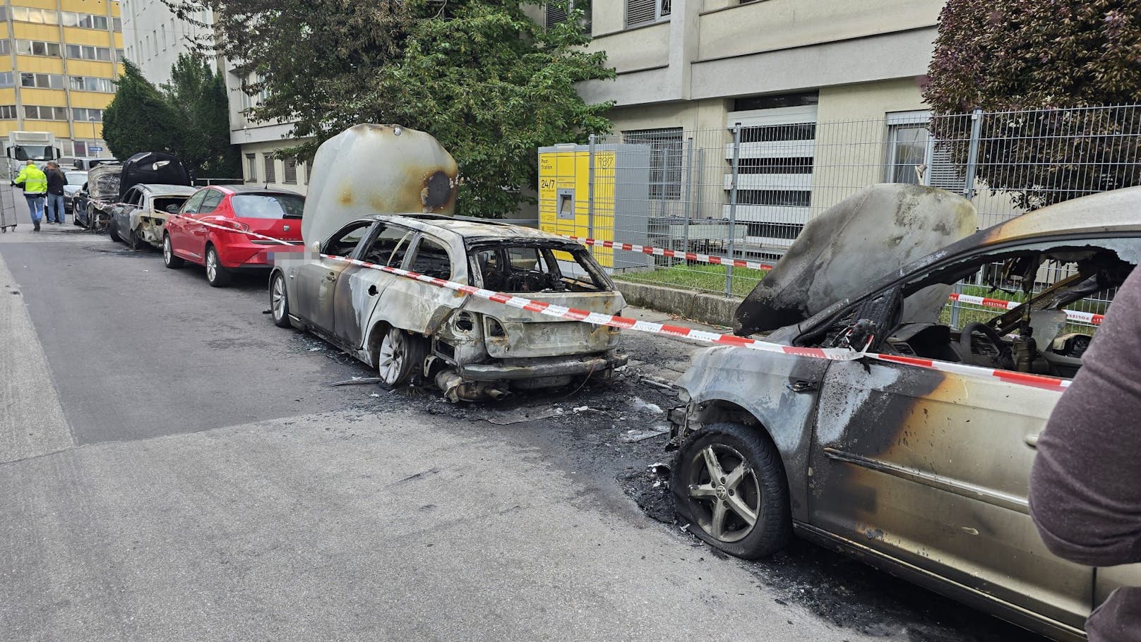 In Linz wurden in der Nacht auf Mittwoch mehrere Autos angezündet.