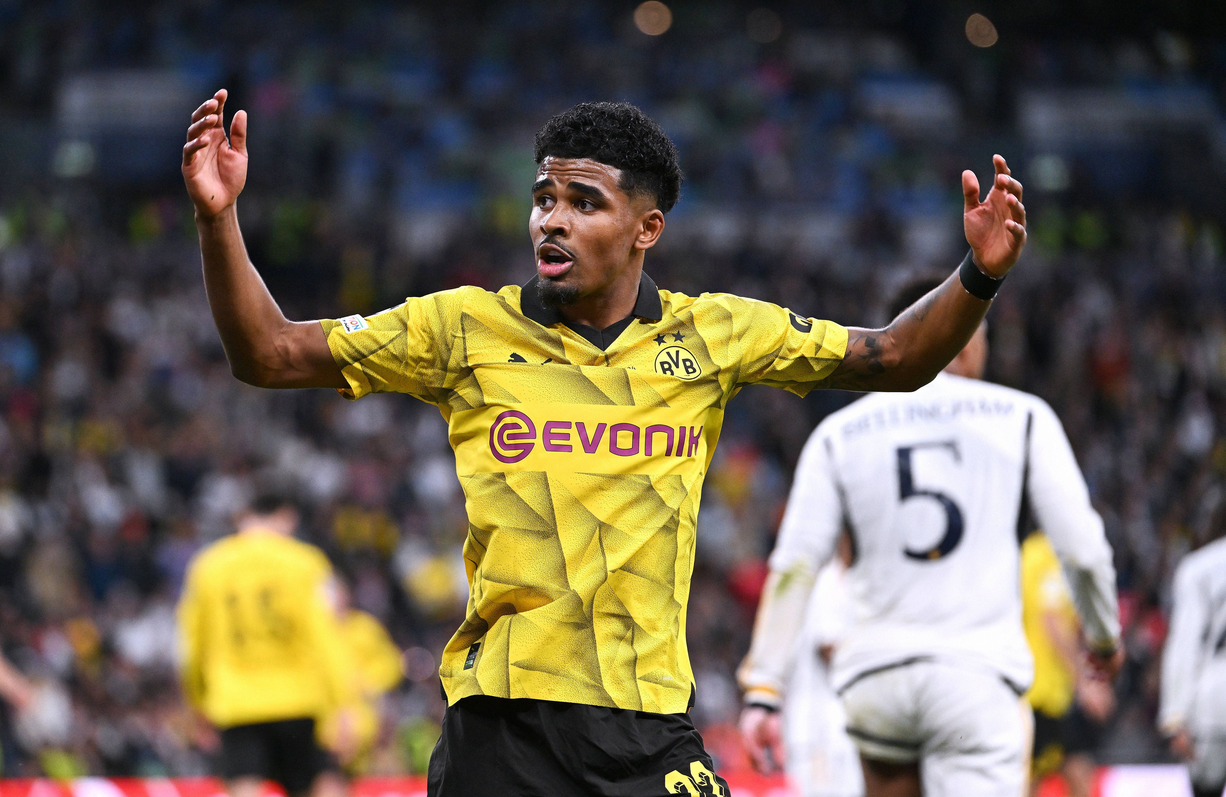 Ian Maatsen rückt für den verletzten Frenkie de Jong in das Team.