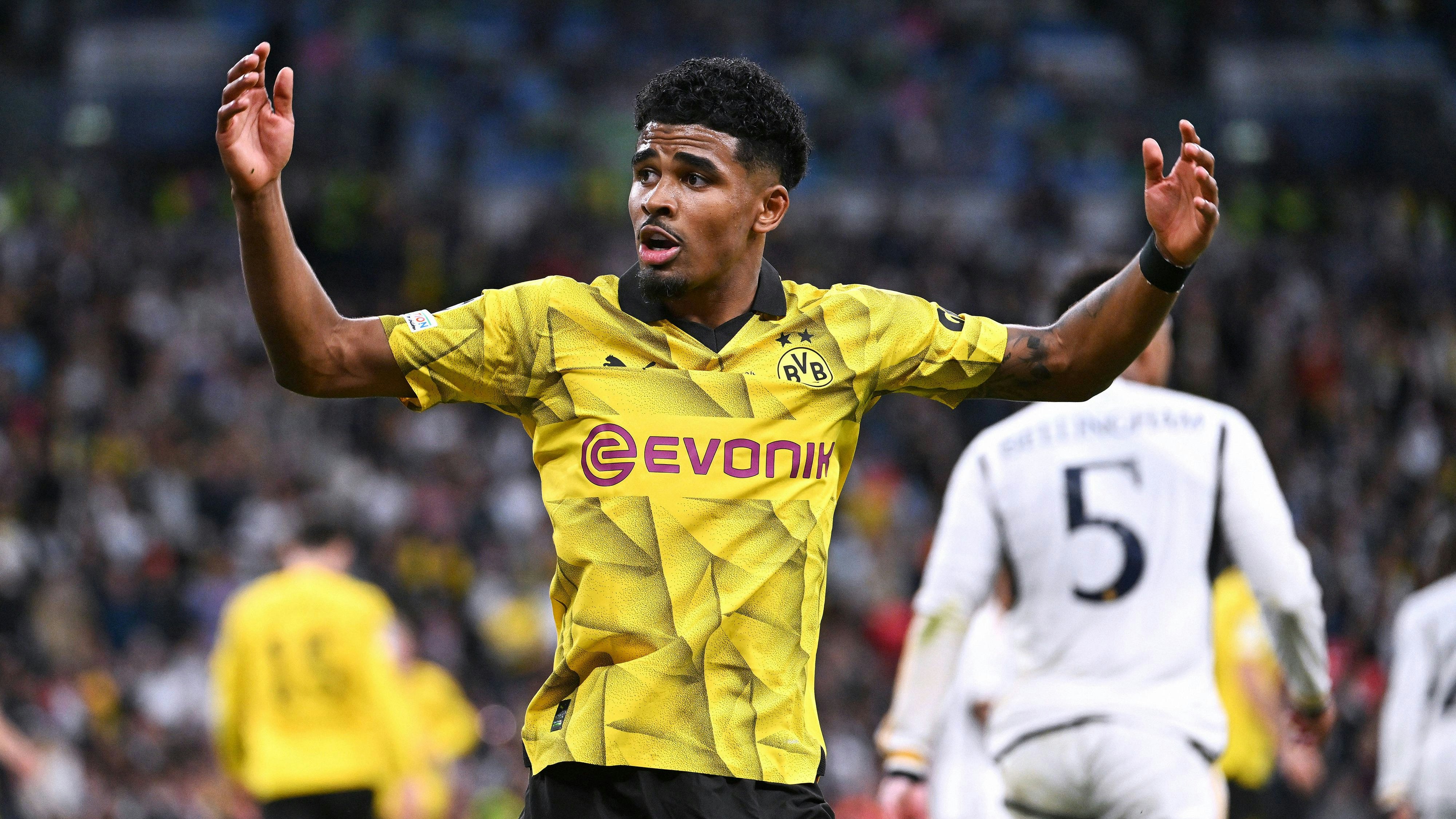Ian Maatsen rückt für den verletzten Frenkie de Jong in das Team.
