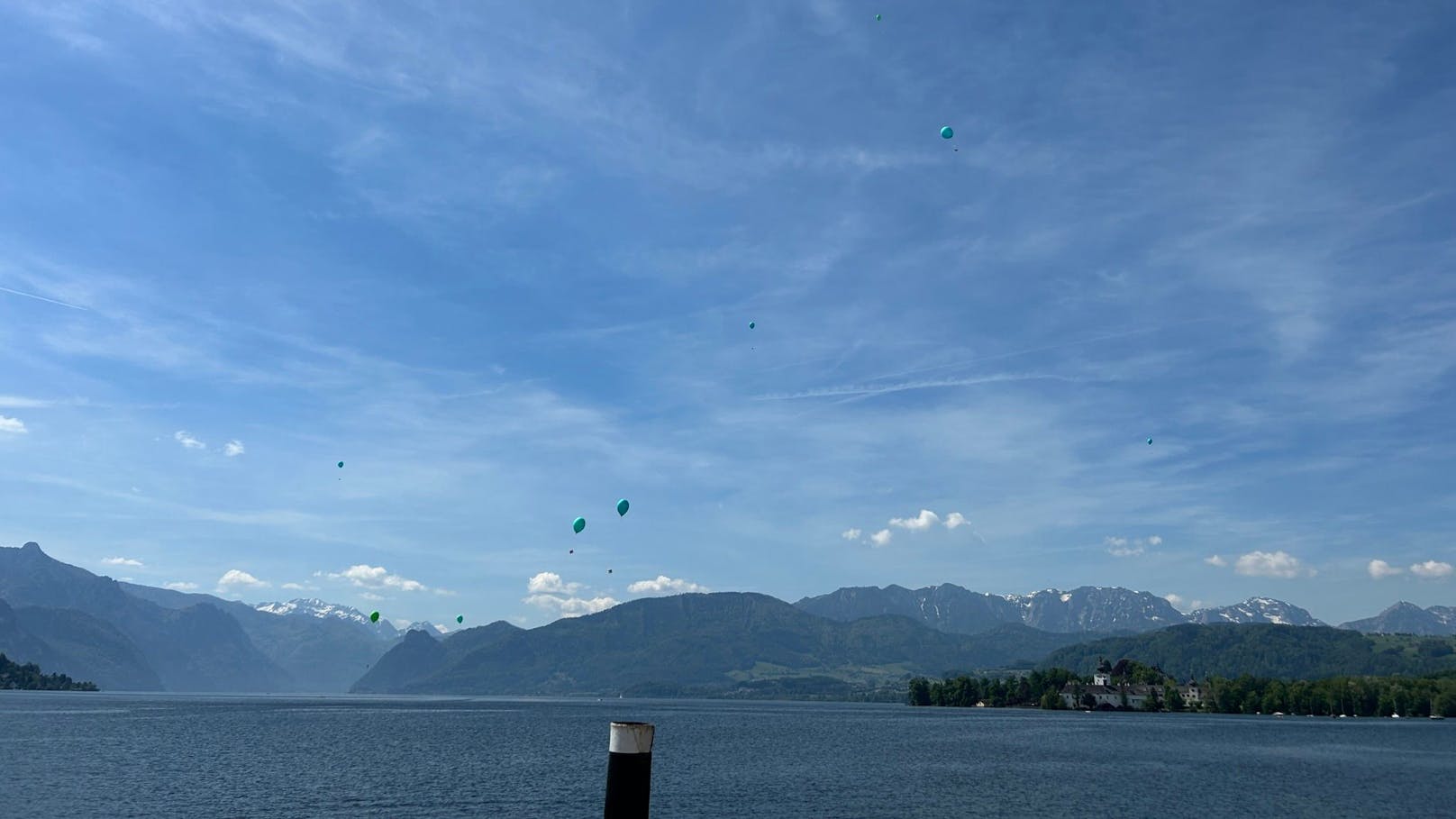 Sie ließen die Ballons samt Wünschen dann steigen.