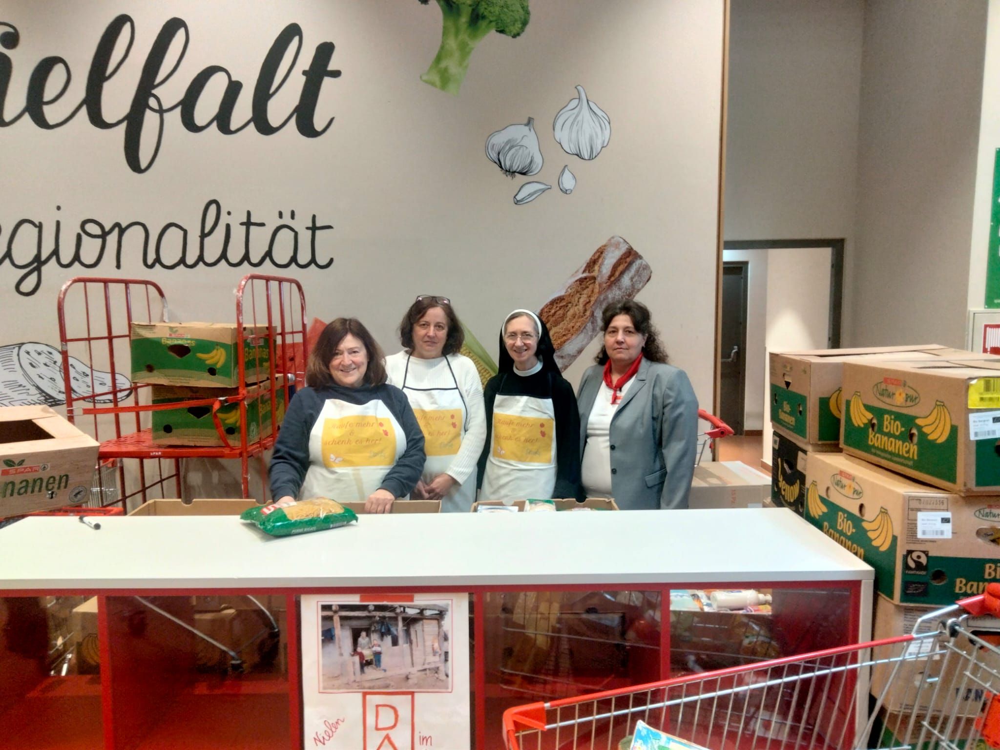 Maria Beneder, Barbara Puchberger, Schwester Cornelia Waldbauer und Helga Bachbauer bei einer der vergangenen Sammlungen im Interspar Agathastraße in Amstetten