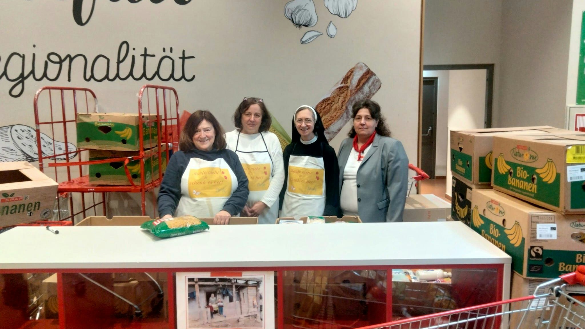 Maria Beneder, Barbara Puchberger, Schwester Cornelia Waldbauer und Helga Bachbauer bei einer der vergangenen Sammlungen im Interspar Agathastraße in Amstetten