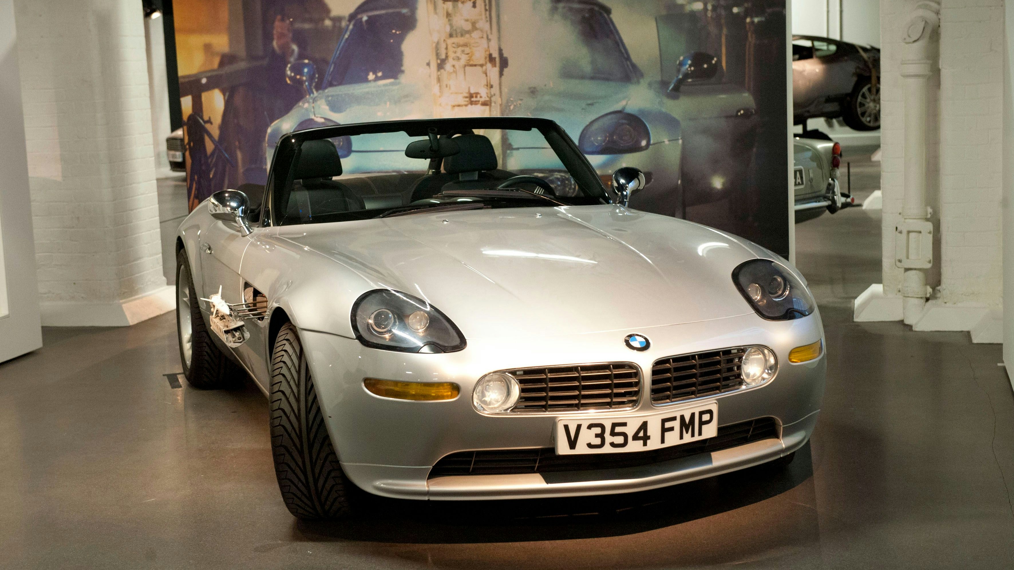 Der BMW Z8 mit Raketen an der Seite diente Pierce Brosnan in "Die Welt ist nicht genug" 1999 als fahrbare Waffe