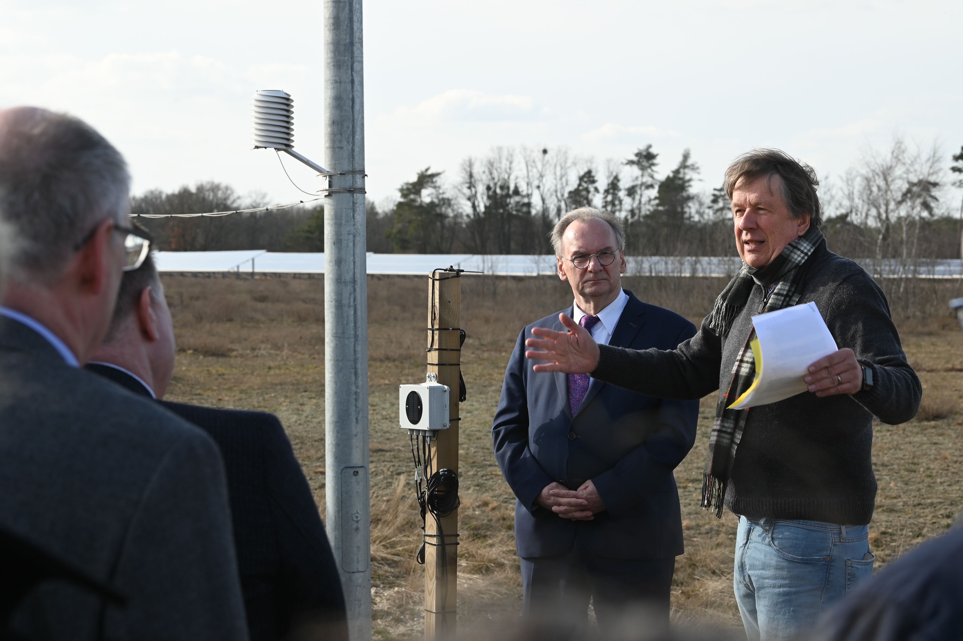 Meteorologe Jörg Kachelmann (r.) erklärt Sachsen-Anhalts Regierungschef Reiner Haselhoff (CDU) eine neue Wetterstation. Archivbild 2022.