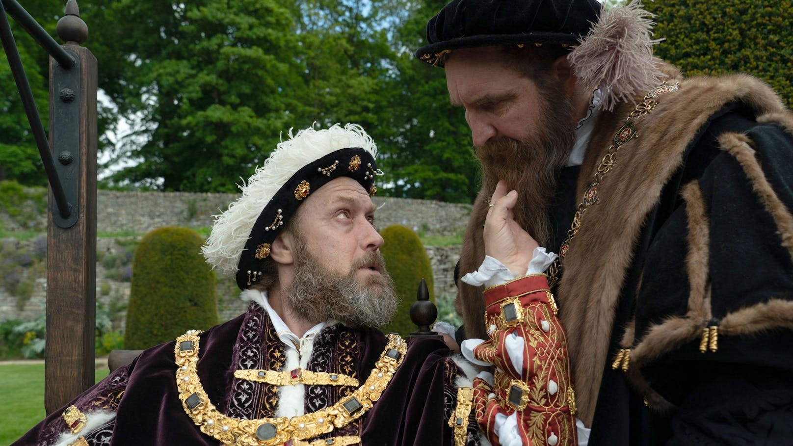 In seiner Rolle als Henry VIII. ist Jude Law (l.) kaum wiederzuerkennen.