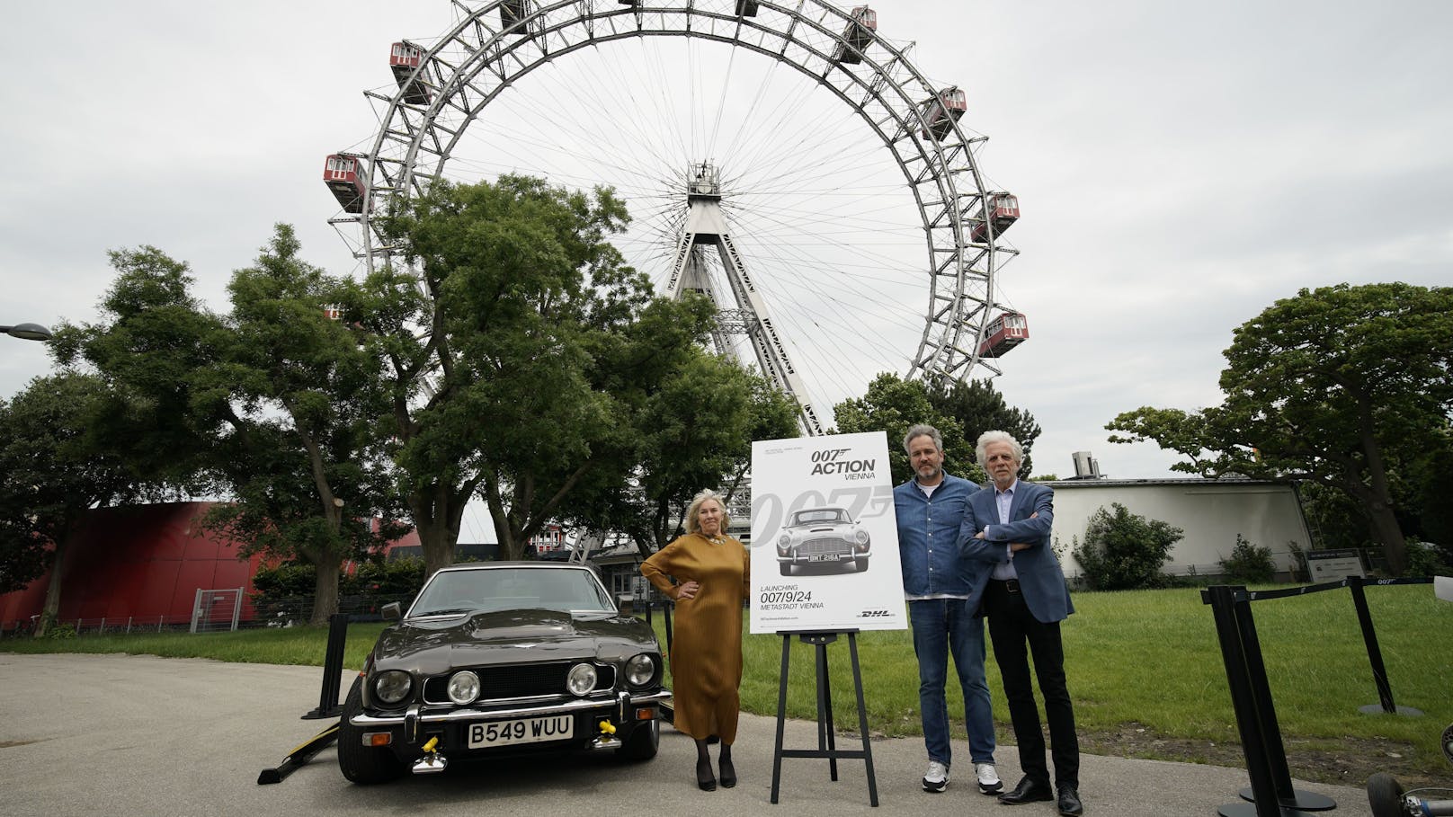 Vor dem Riesenrad wurden James-Bond-Fahrzeuge präsentiert.