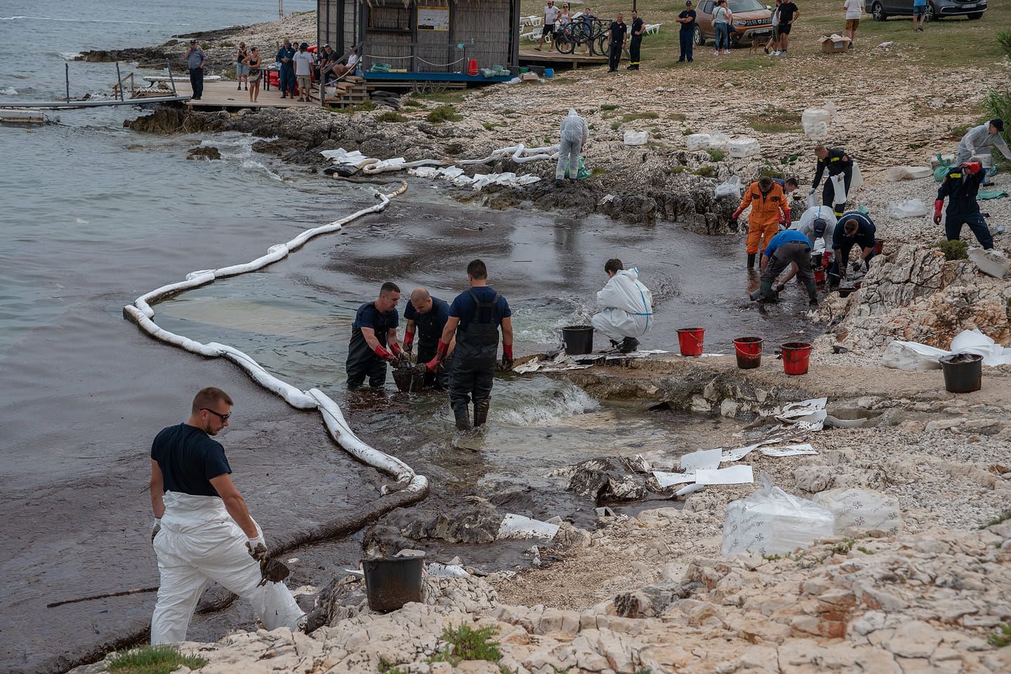 Dutzende Einsatzkräfte sind seit Sonntag im Einsatz.