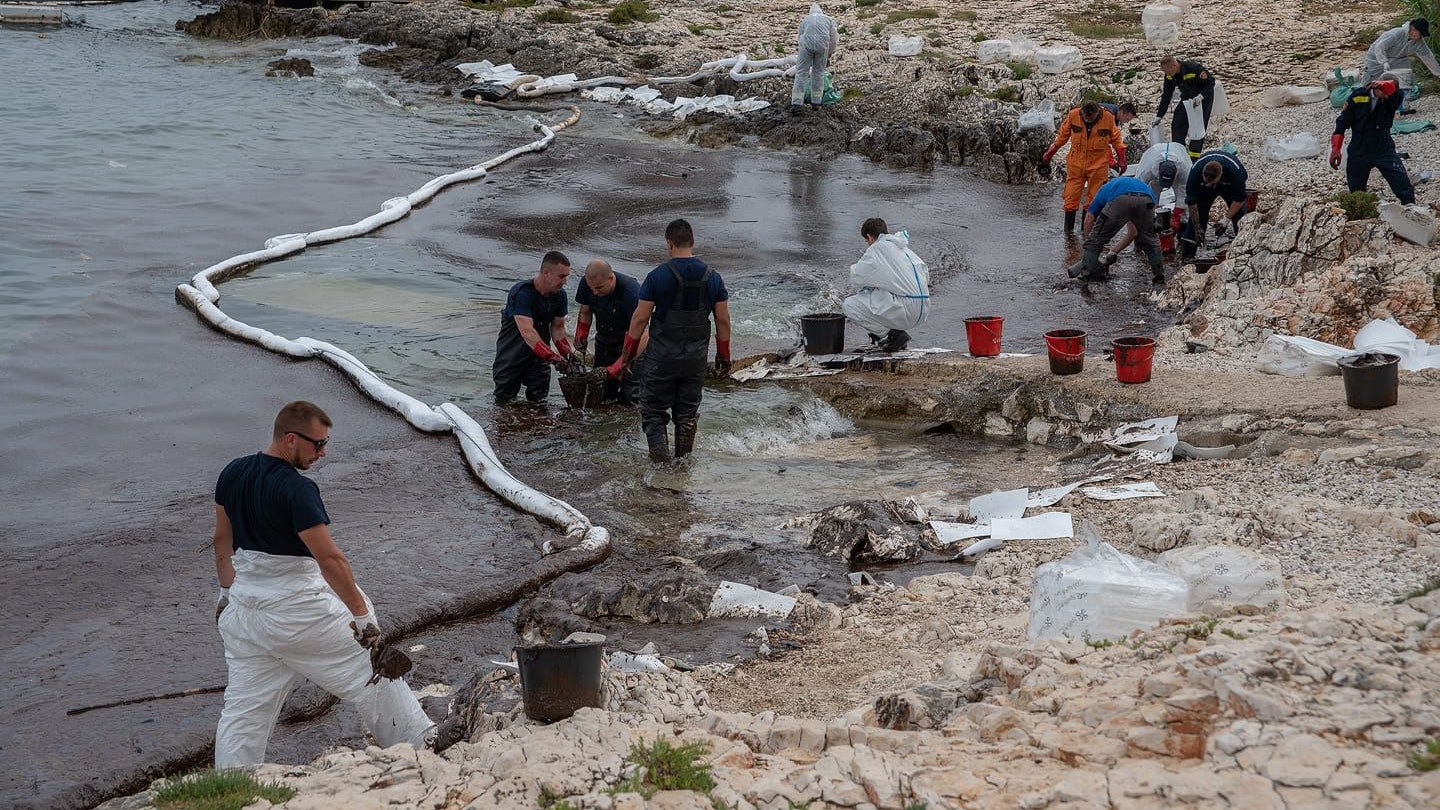 Dutzende Einsatzkräfte sind seit Sonntag im Einsatz.