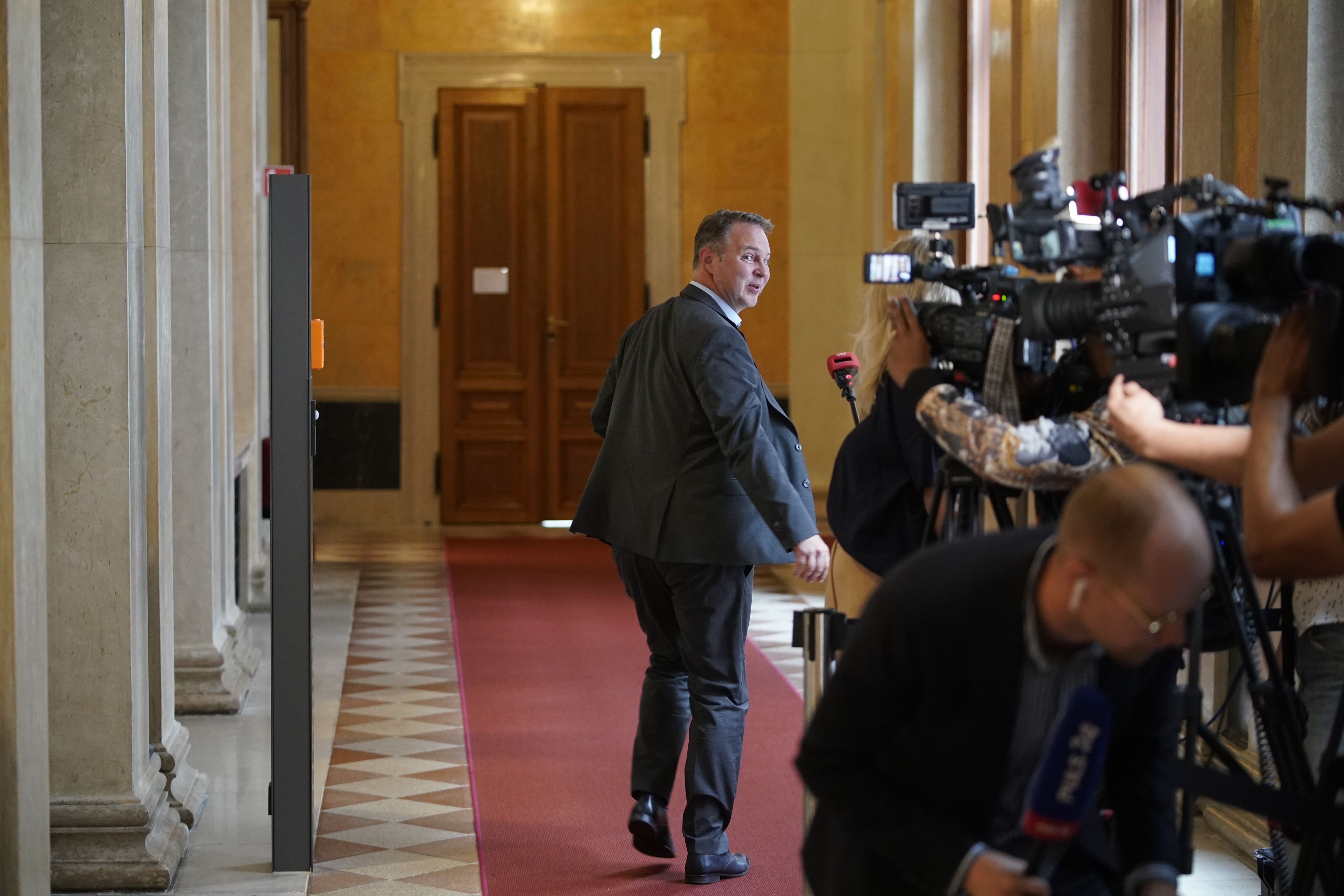 SPÖ-Parteivorsitzender Andreas Babler am Weg ins Parteipräsidium am Tag nach der EU-Wahl.