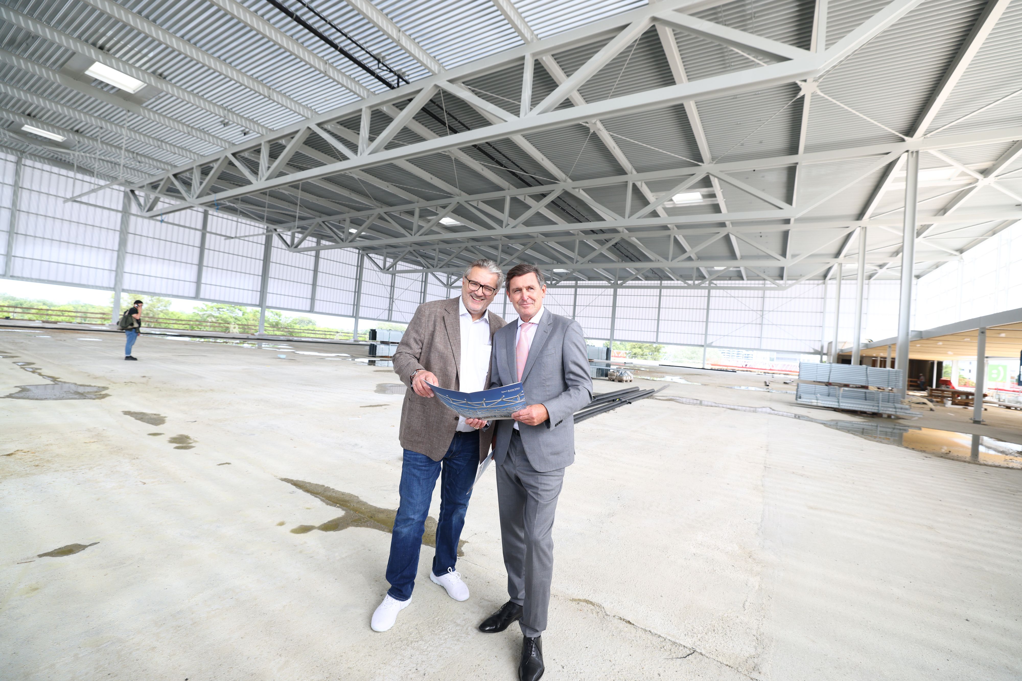 Sportstadtrat Peter Hacker (SPÖ) und Wirtschaftsstadtrat Peter Hanke (SPÖ) anlässlich der Gleichenfeier der Sport Arena