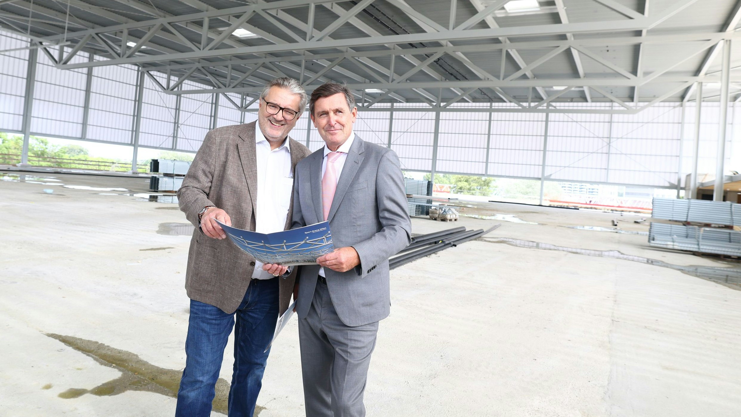 Sportstadtrat Peter Hacker (SPÖ) und Wirtschaftsstadtrat Peter Hanke (SPÖ) anlässlich der Gleichenfeier der Sport Arena
