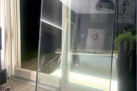 Diese Schiebetüre des Wohnhauses wurde durch die Einbrecher völlig beschädigt.