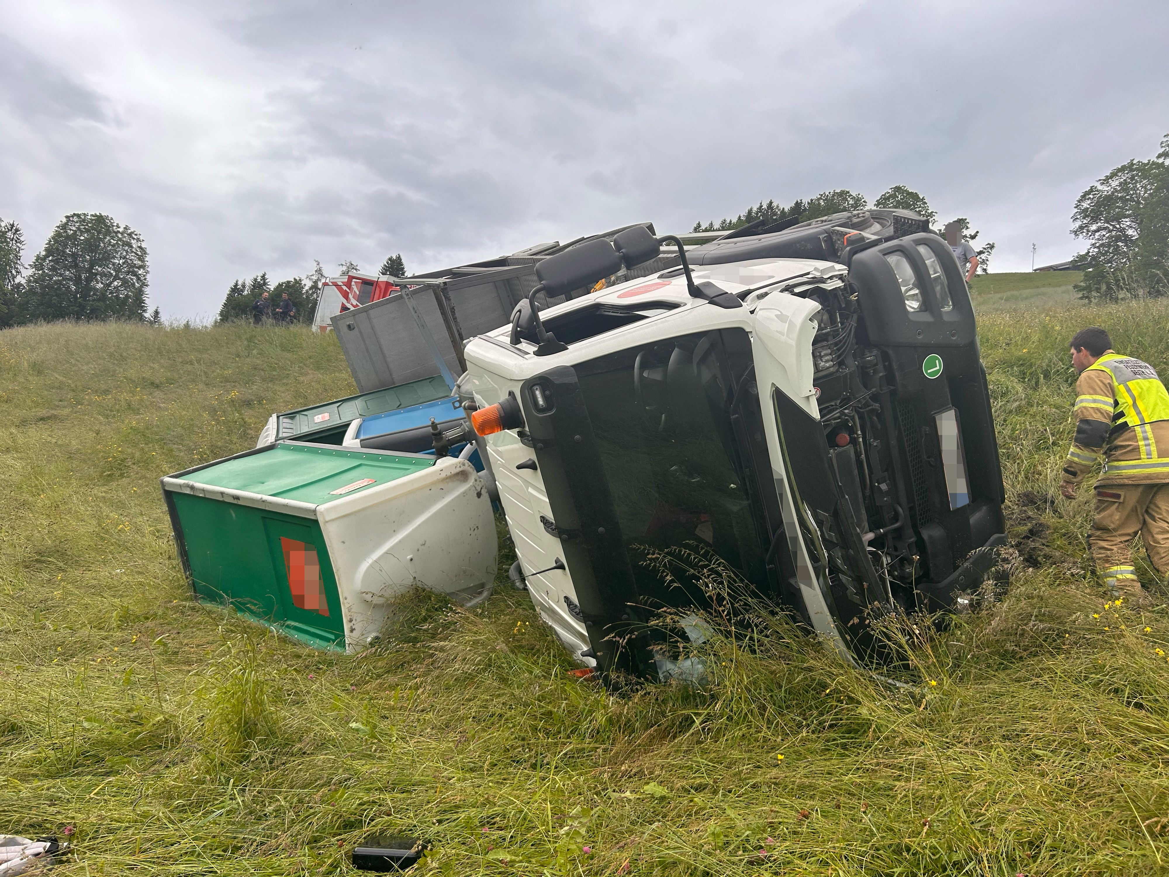 Der Lkw kippte nach dem Ausweichmanöver um.
