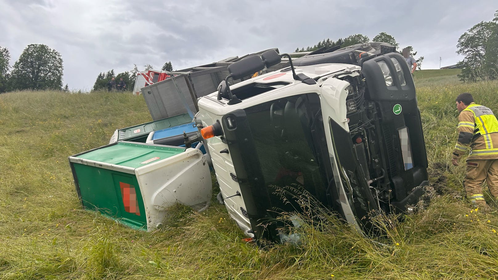 Lkw-Fahrer weicht Auto aus und rutscht von Straße