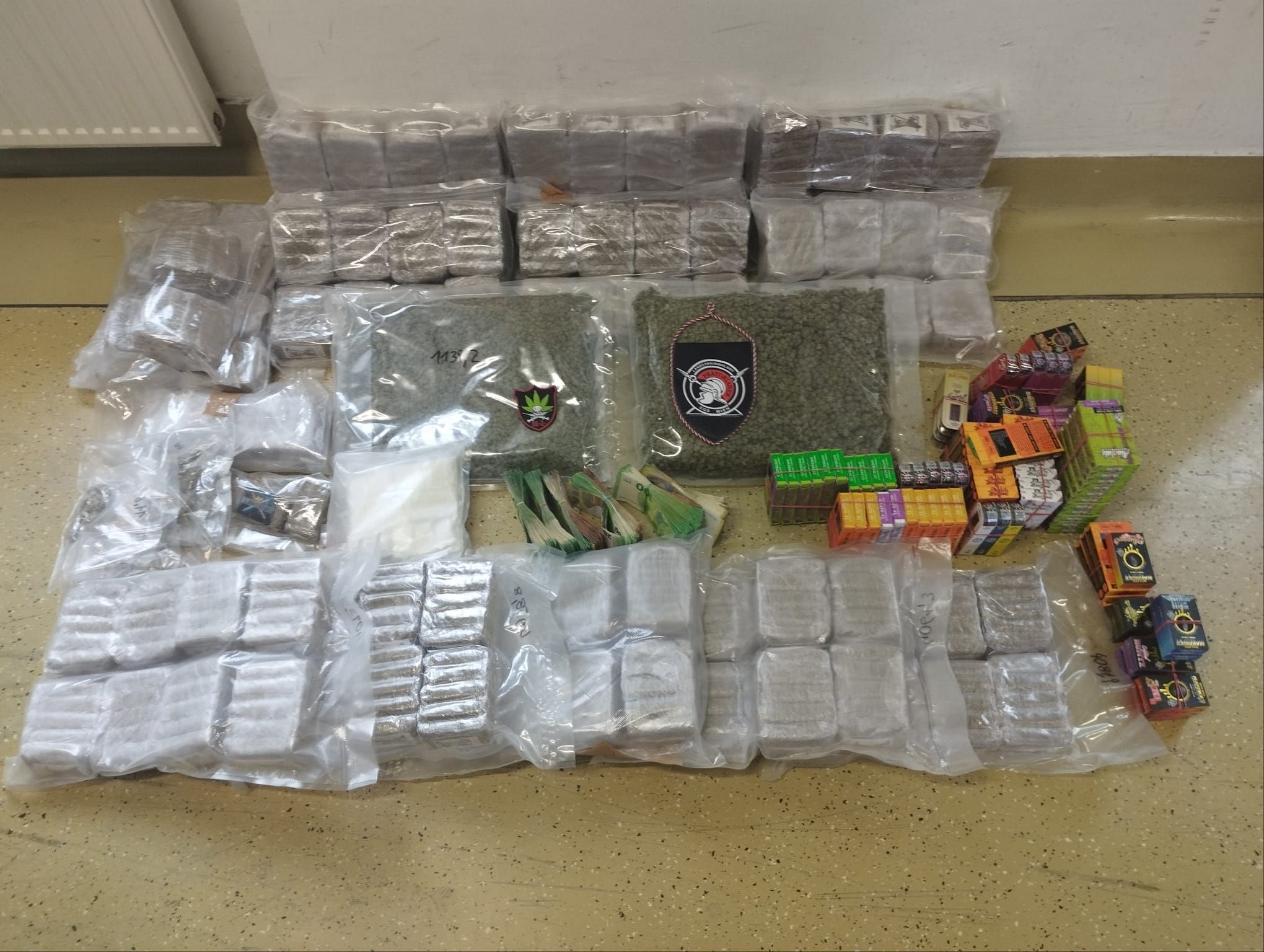 Die sichergestellten Suchtmittel haben einen Straßenverkaufswert von etwa 700.000 Euro.