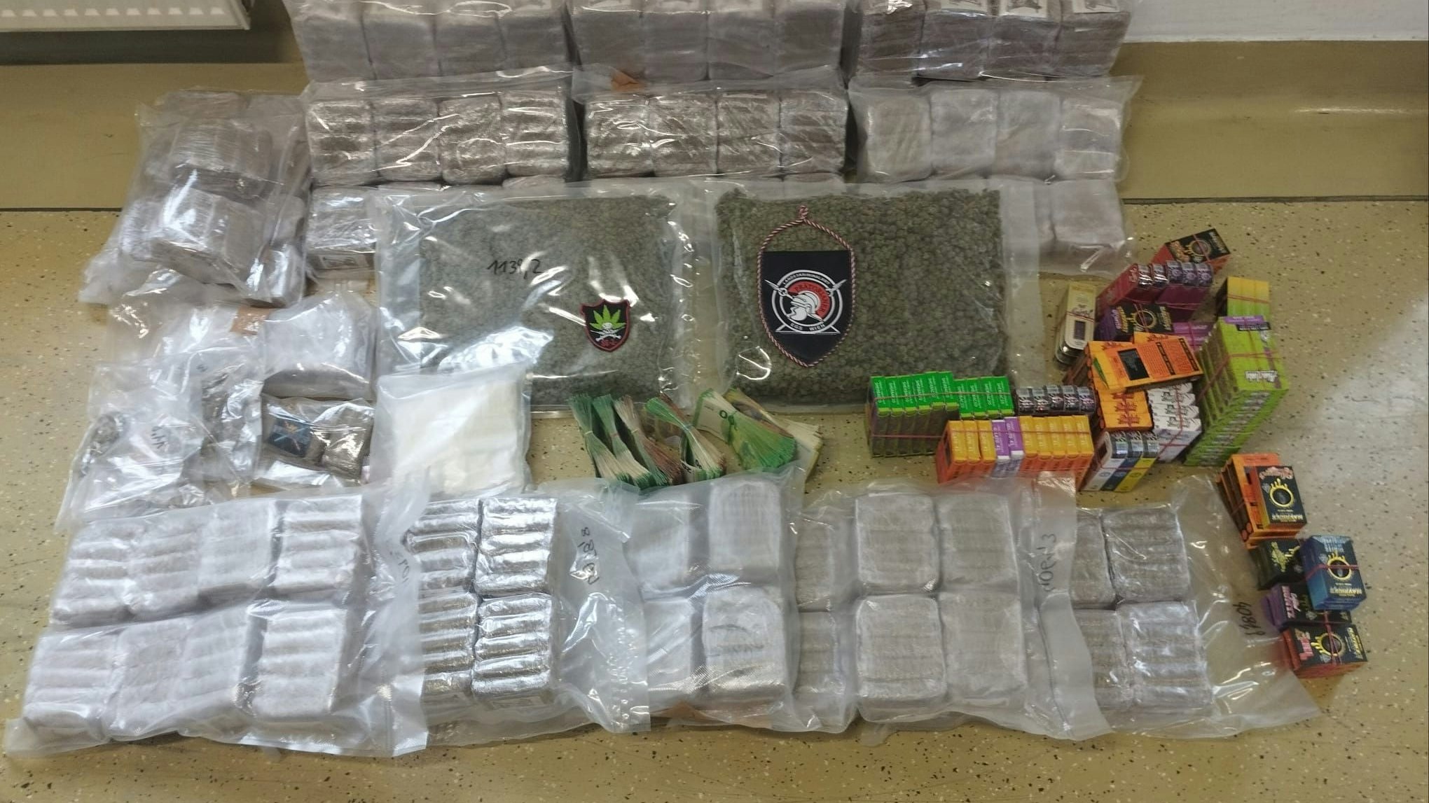 Die sichergestellten Suchtmittel haben einen Straßenverkaufswert von etwa 700.000 Euro.