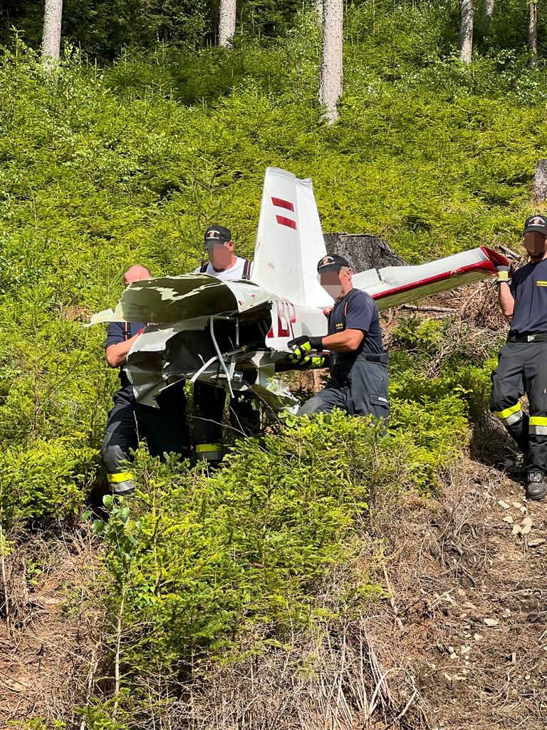 Feuerwehr barg in der Steiermark das abgestürzte Kleinflugzeug. 