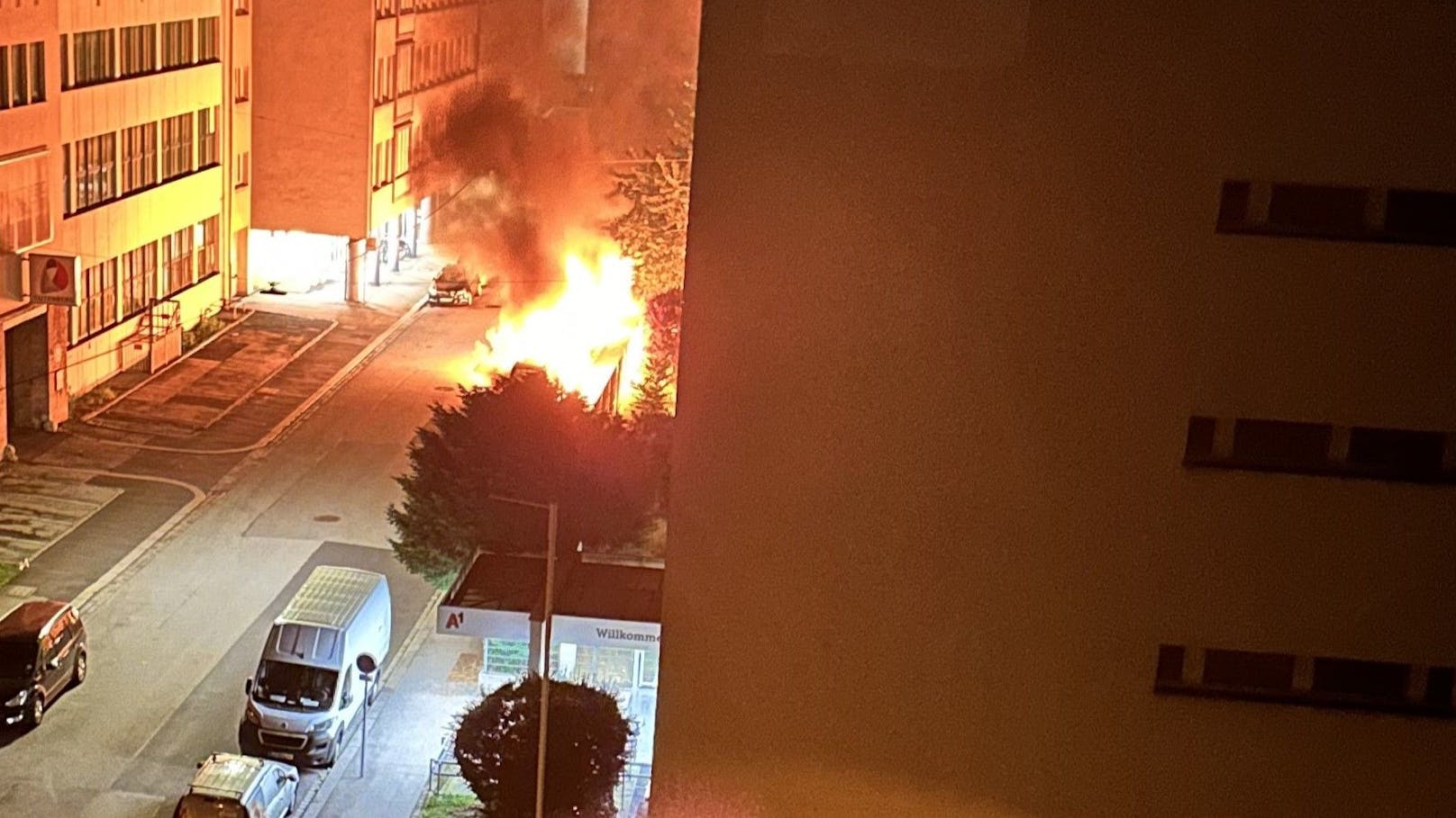 In der Nacht auf Dienstag brannten in Linz fünf Autos auf offener Straße aus.