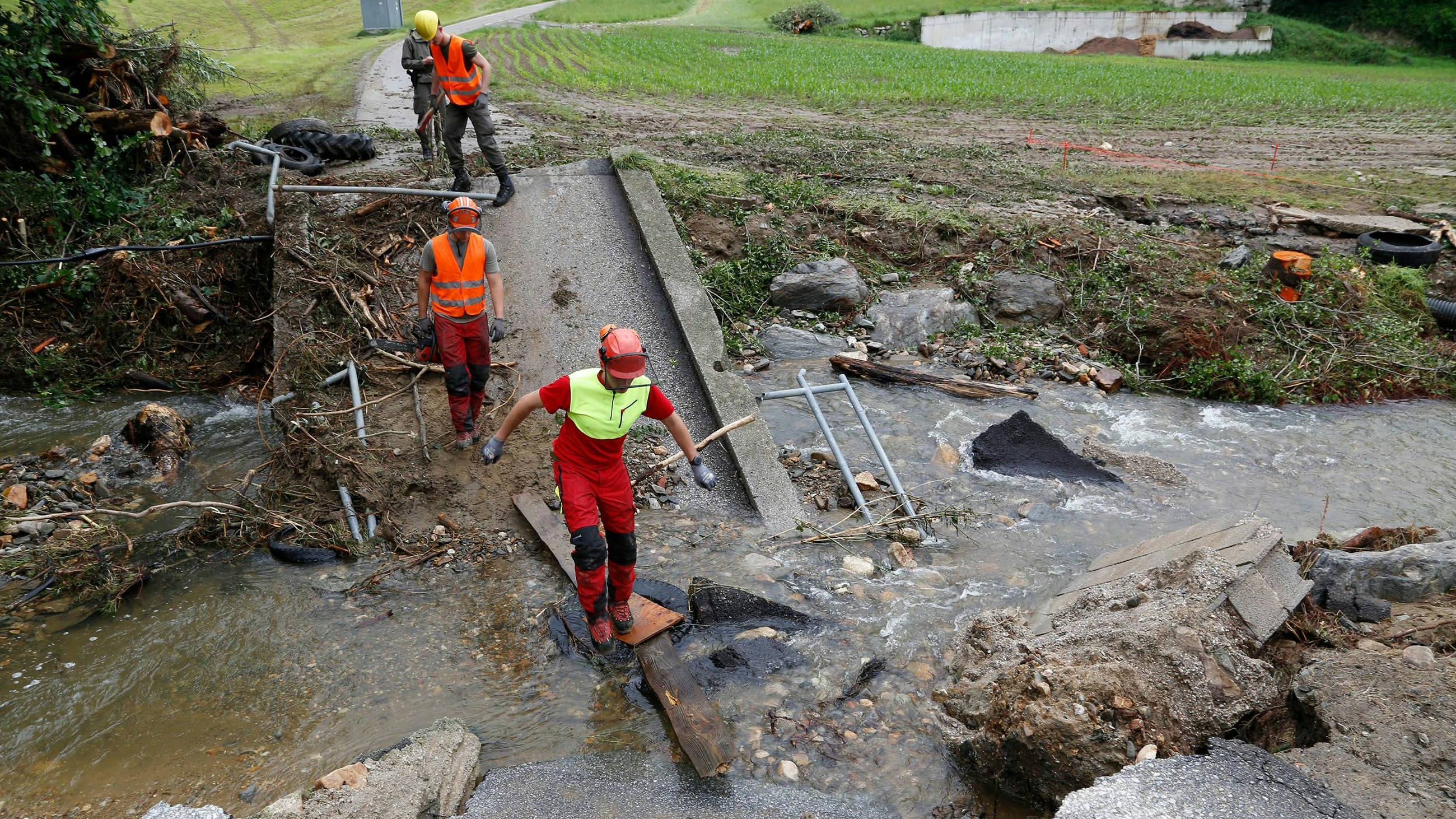 Download von www.picturedesk.com am 11.06.2024 (11:32).  *** SERVICEBILD *** ABD0042_20240611 - HARTBERG - ÖSTERREICH: ++ HANDOUT ++ ZU APA0069 VOM 11.6.2024 - Seit Montag, 10. Juni 2024 sind 35 Soldatinnen und Soldaten in der Steiermark eingesetzt, um die betroffene Bevölkerung bei der Bewältigung der Hochwasserschäden zu unterstützen, vor allem in Hartberg und Oberwart im Burgenland. Die Verstärkungskräfte wurden aus der aktuell stattfindenden Übung "Schutzschild 24" abberufen und ins Burgenland verlegt. Im Bild: Das österreichische Bundesheer bei dem Einsatz im Bereich Hartberg in der Steiermark. - FOTO: APA/BUNDESHEER/HARALD LANG - ++ WIR WEISEN AUSDRÜCKLICH DARAUF HIN, DASS EINE VERWENDUNG DES BILDES AUS MEDIEN- UND/ODER URHEBERRECHTLICHEN GRÜNDEN AUSSCHLIESSLICH IM ZUSAMMENHANG MIT DEM ANGEFÜHRTEN ZWECK UND REDAKTIONELL ERFOLGEN DARF - VOLLSTÄNDIGE COPYRIGHTNENNUNG VERPFLICHTEND ++ - 20240610_PD14258 - Rechteinfo: Servicebild (SB) Bei diesem Bild ist PictureDesk ausschlieÃlich technischer Dienstleister und stellt eine technische BearbeitungsgebÃ¼hr in Rechnung. PictureDesk ist weder Urheber noch Rechteinhaber. Die Nutzung liegt in alleiniger Verantwortung des Kunden. Nur fÃ¼r redaktionelle Nutzung!