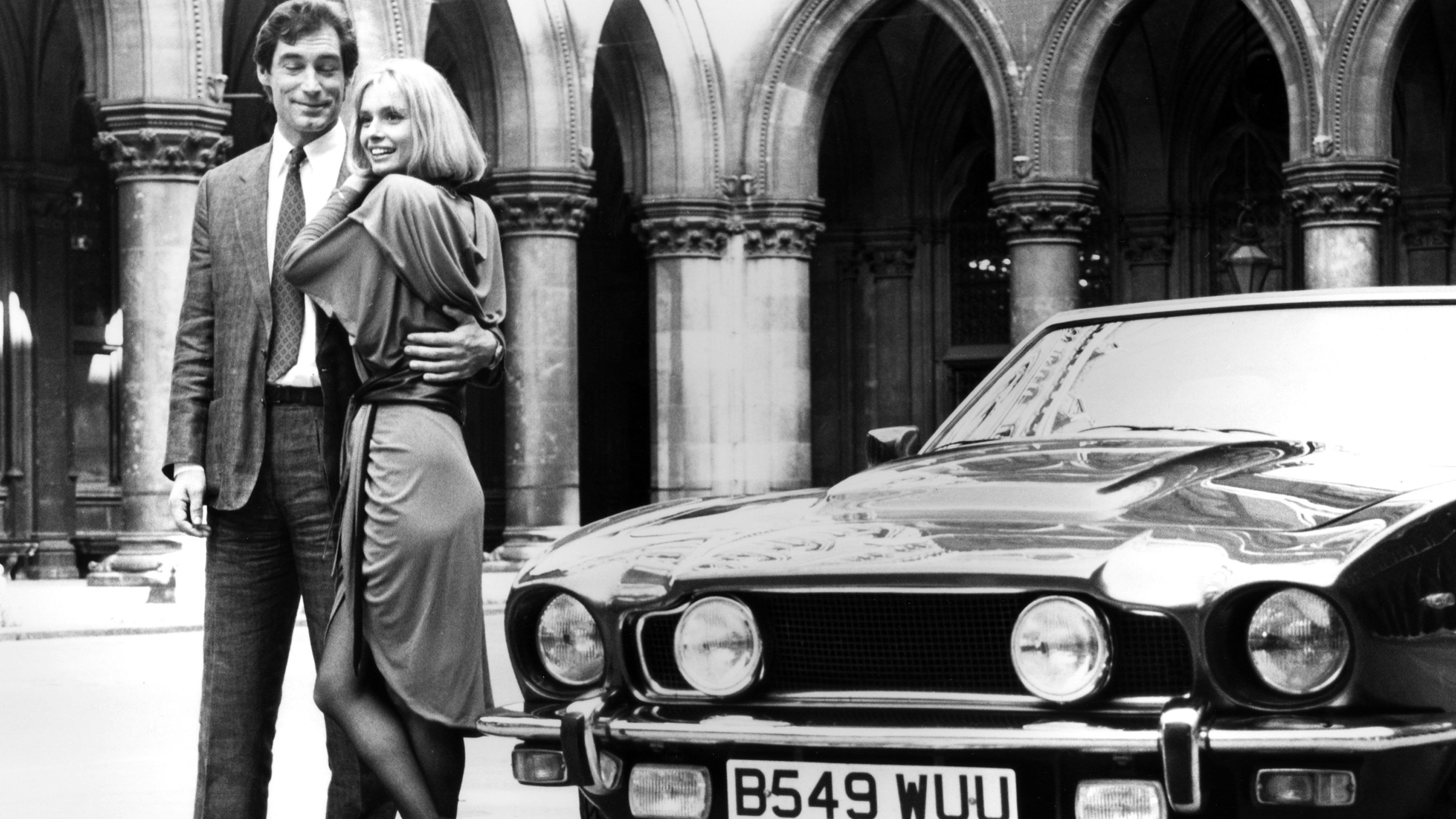 Timothy Dalton und Maryam d'Abo am 5. Oktober 1986 mit dem Aston Martin bei einem Promotion-Auftritt im Wiener Rathaus während der Dreharbeiten des Streifens in Wien