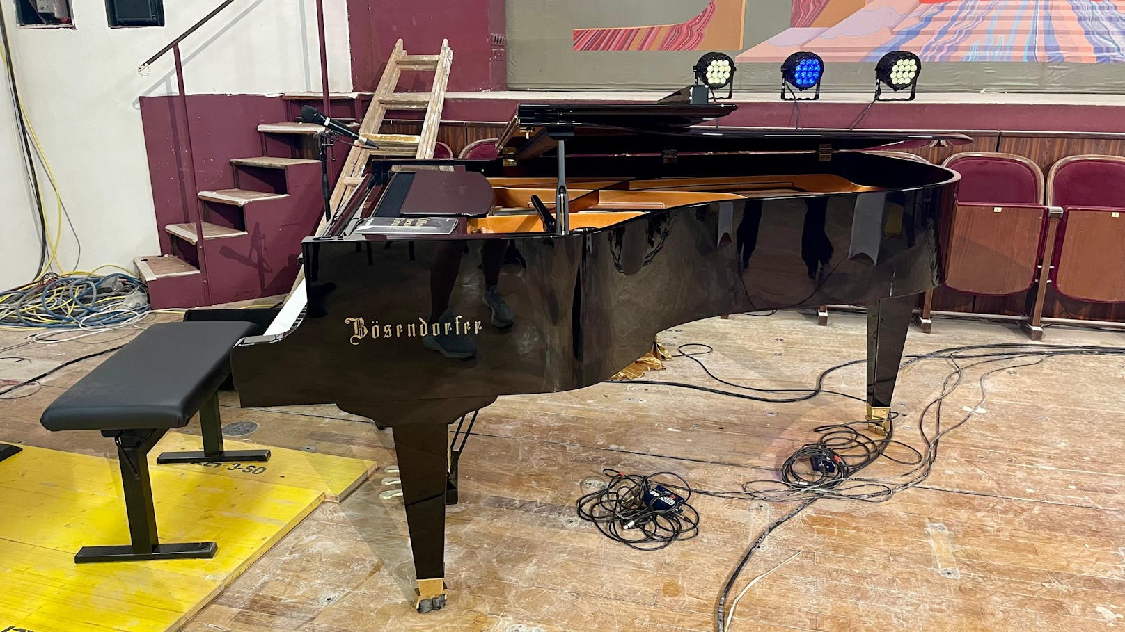 Ein Bösendorfer-Klavier wurde extra zur Baustelle geschafft.