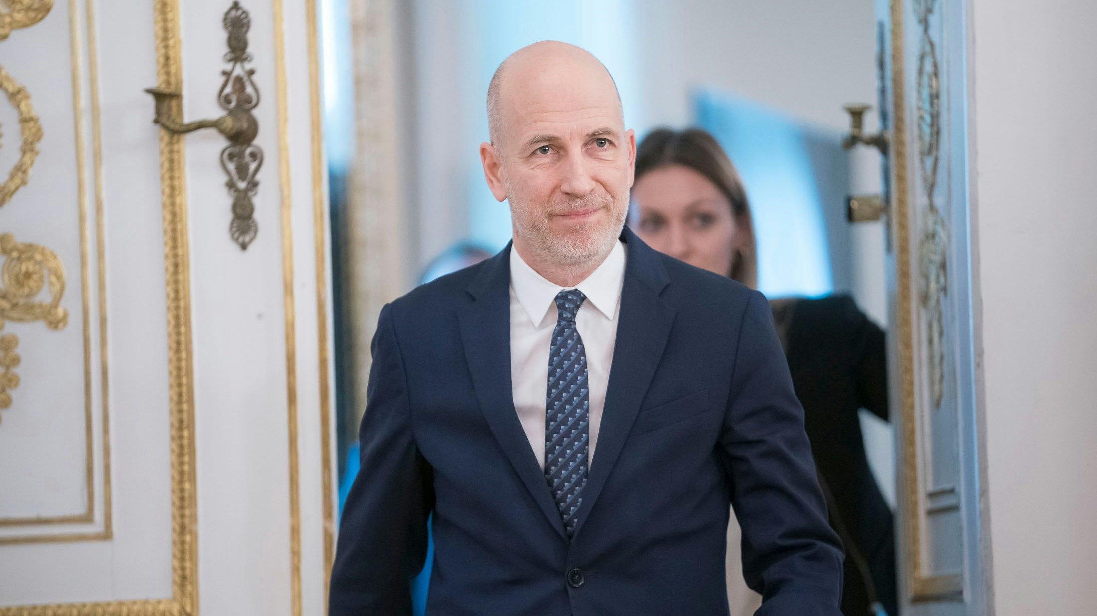 Martin Kocher (ÖVP) bei den Doorsteps eines Ministerrats im Februar 2023.