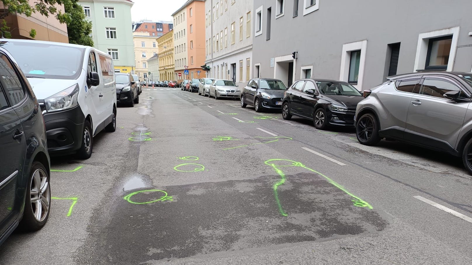 Markierungen auf der Straße - hier schoss die Polizei auf den Täter.