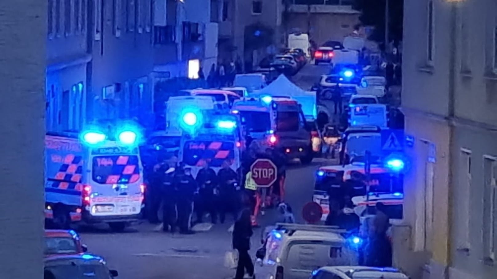 Am Dienstagabend fielen in der Schwaigergasse in Floridsdorf Schüsse. Ein Polizist schoss auf einen Angreifer, auch eine Frauenleiche wurde entdeckt.