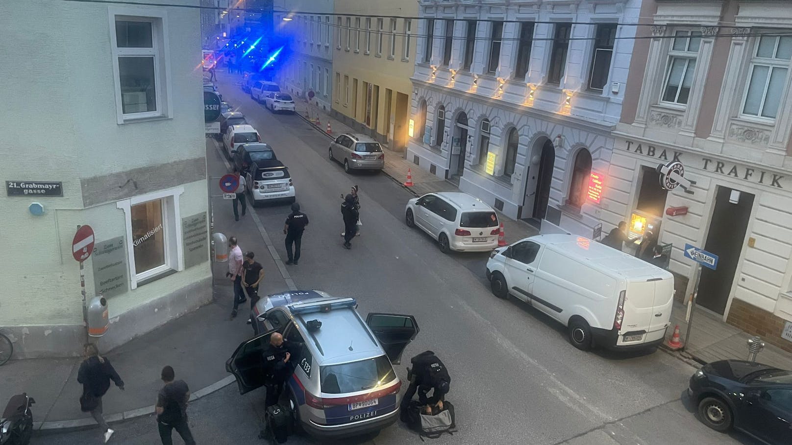 Am Dienstagabend fielen in der Schwaigergasse in Floridsdorf Schüsse. Ein Polizist schoss auf einen Angreifer, auch eine Frauenleiche wurde entdeckt.