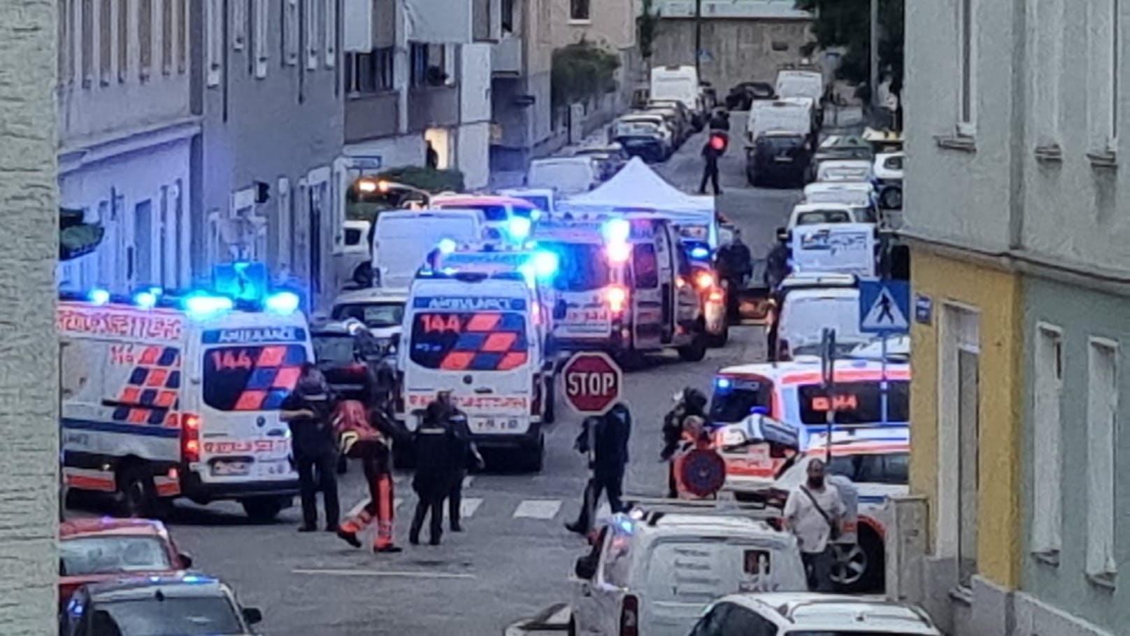 Am Dienstagabend fielen in der Schwaigergasse in Floridsdorf Schüsse. Ein Polizist schoss auf einen Angreifer, auch eine Frauenleiche wurde entdeckt.