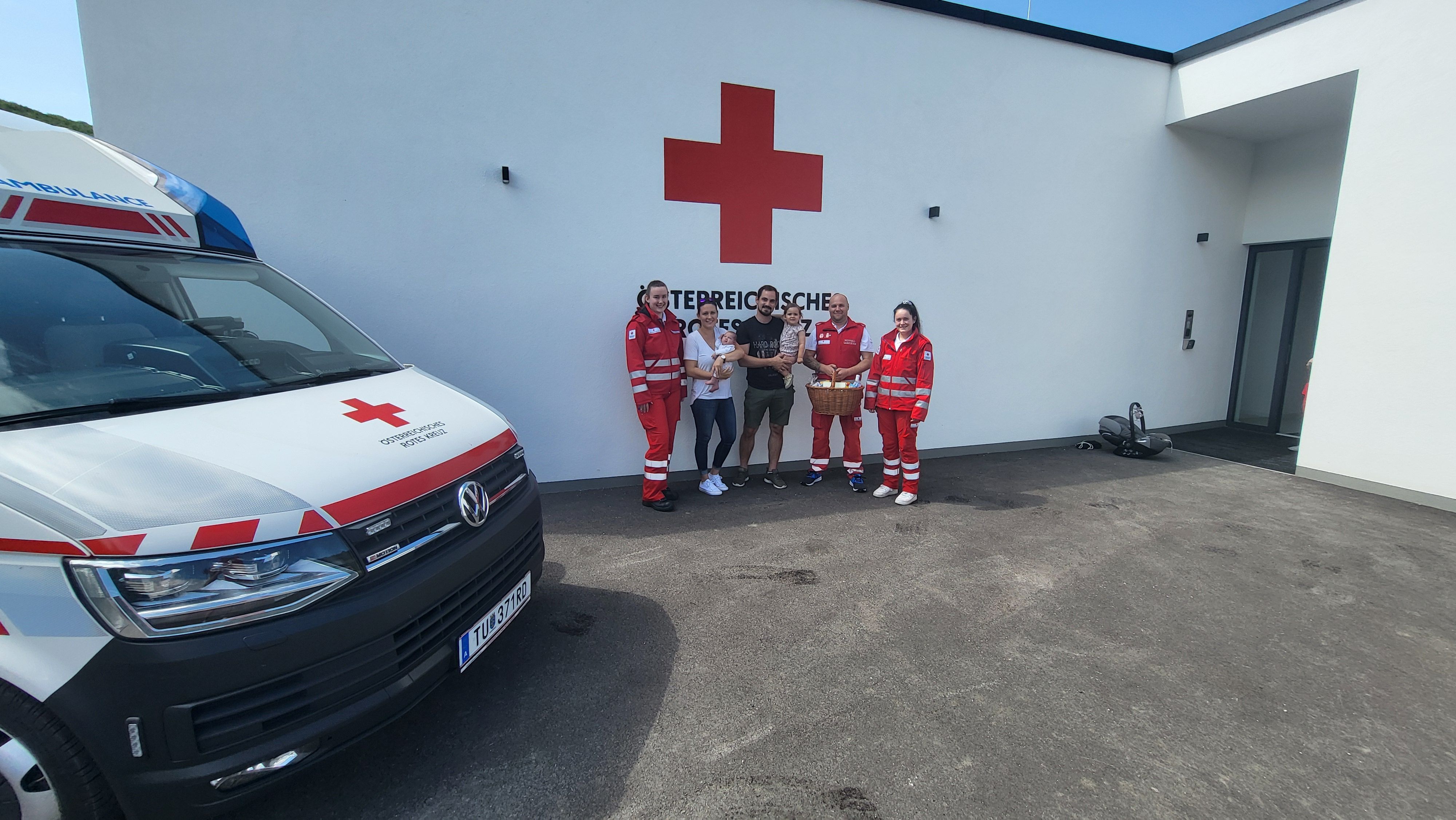 Beim Besuch in Station des Roten Kreuz Alland: Anna, Romana mit Paula, Alexander mit Magdalena, Rene, Barbara