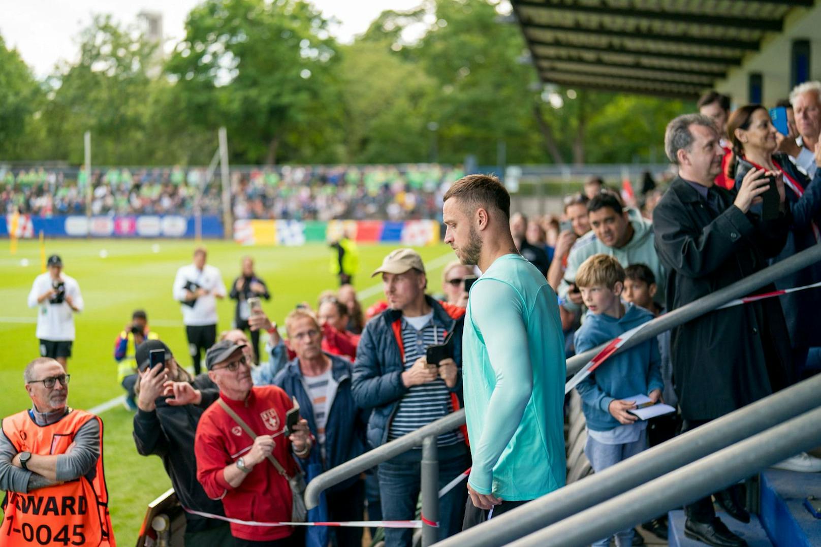 Das erste ÖFB-Training in Berlin in unmittelbarer Nähe zum Olympiastadion wurde gleich zum Fan-Magneten. 