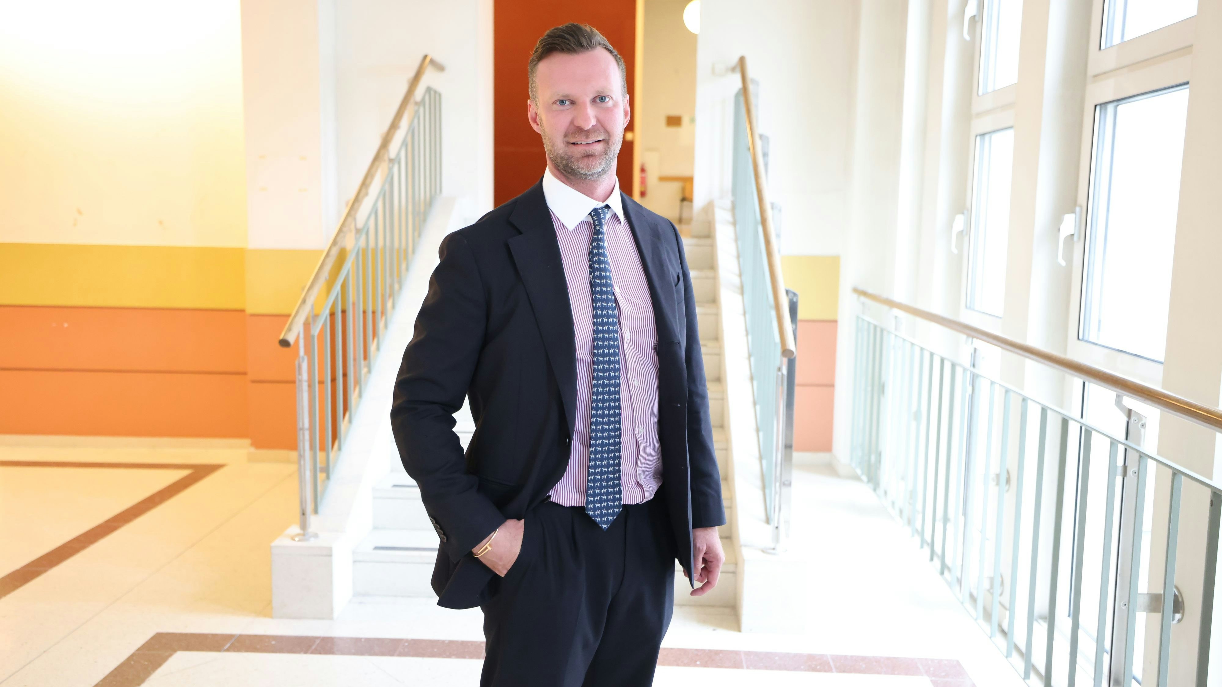 Anwalt Philipp Wolm ist stolz: Er konnte seinen Mandanten um Jahre früher rausboxen, als es üblich ist.