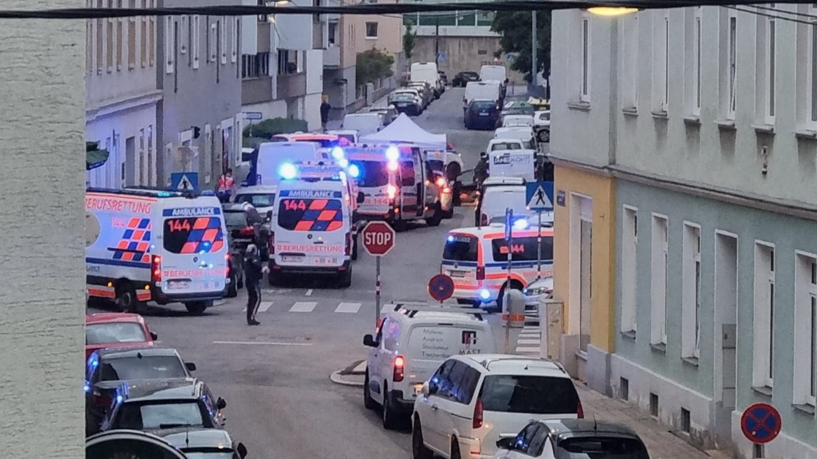 Am Dienstagabend fielen in der Schwaigergasse in Floridsdorf Schüsse. Ein Polizist schoss auf einen Angreifer, auch eine Frauenleiche wurde entdeckt.