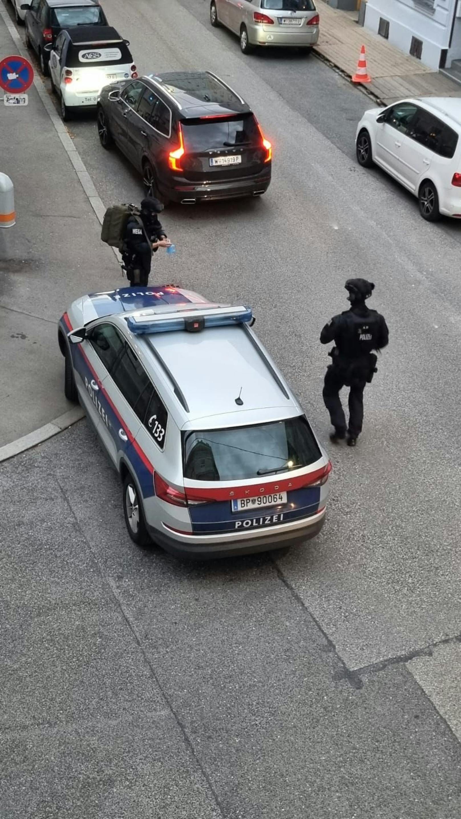 Am Dienstagabend fielen in der Schwaigergasse in Floridsdorf Schüsse. Ein Polizist schoss auf einen Angreifer, auch eine Frauenleiche wurde entdeckt.