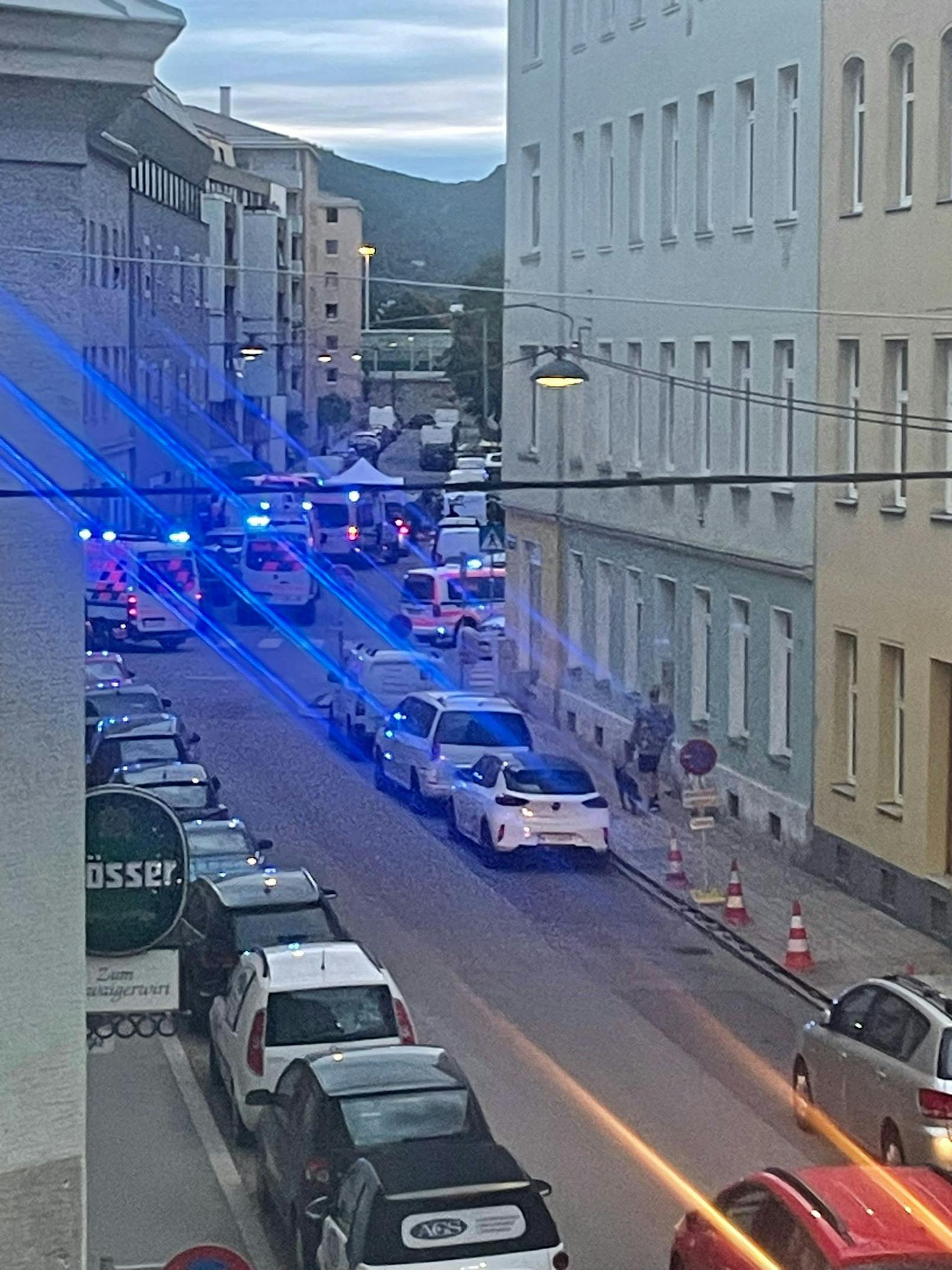 Am Dienstagabend fielen in der Schwaigergasse in Floridsdorf Schüsse. Ein Polizist schoss auf einen Angreifer, auch eine Frauenleiche wurde entdeckt.