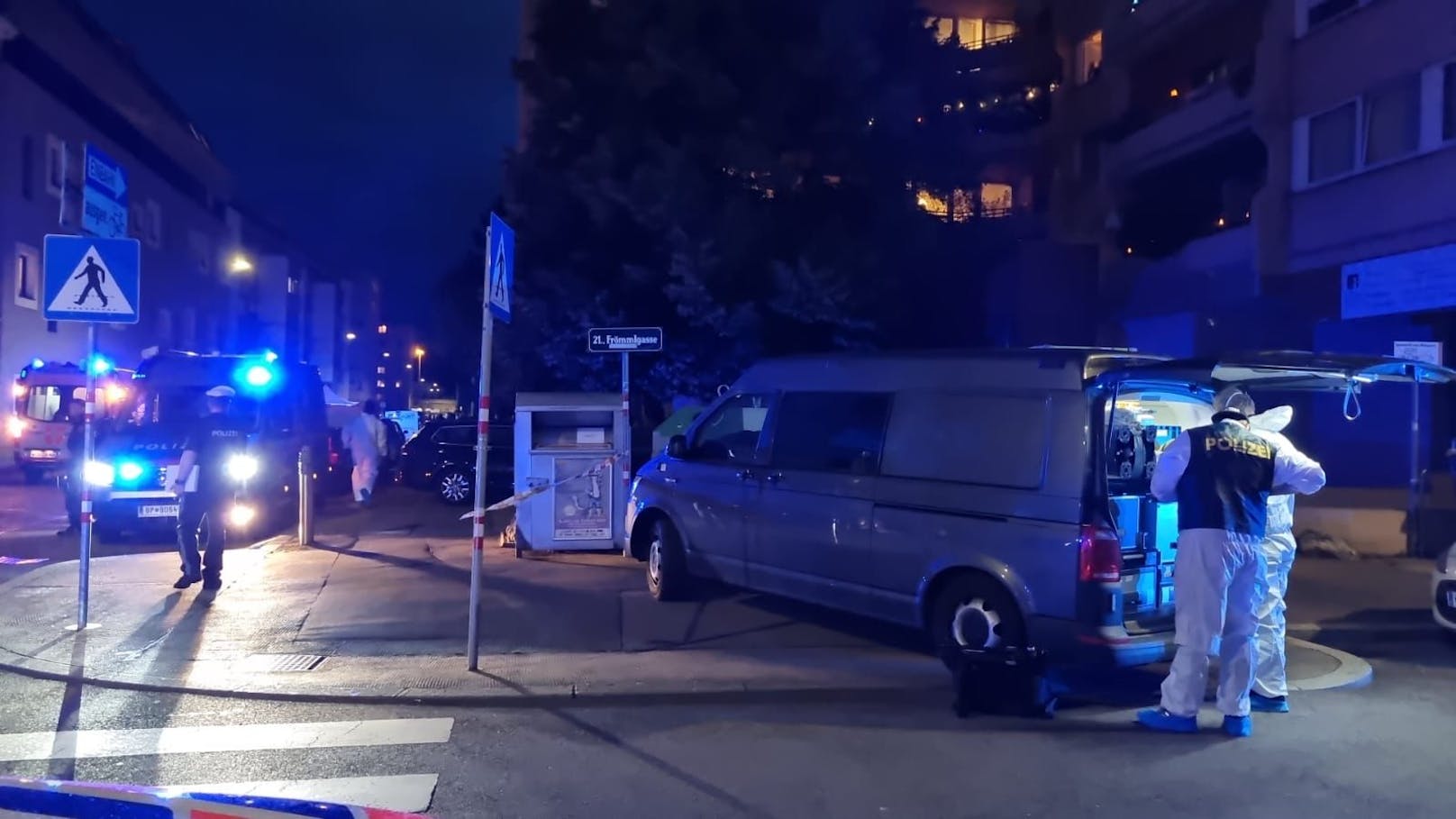 Am Dienstagabend fielen in der Schwaigergasse in Floridsdorf Schüsse. Ein Polizist schoss auf einen Angreifer, auch eine Frauenleiche wurde entdeckt.