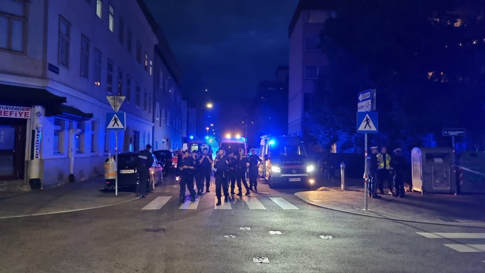 Am Dienstagabend fielen in der Schwaigergasse in Floridsdorf Schüsse. Ein Polizist schoss auf einen Angreifer, auch eine Frauenleiche wurde entdeckt.