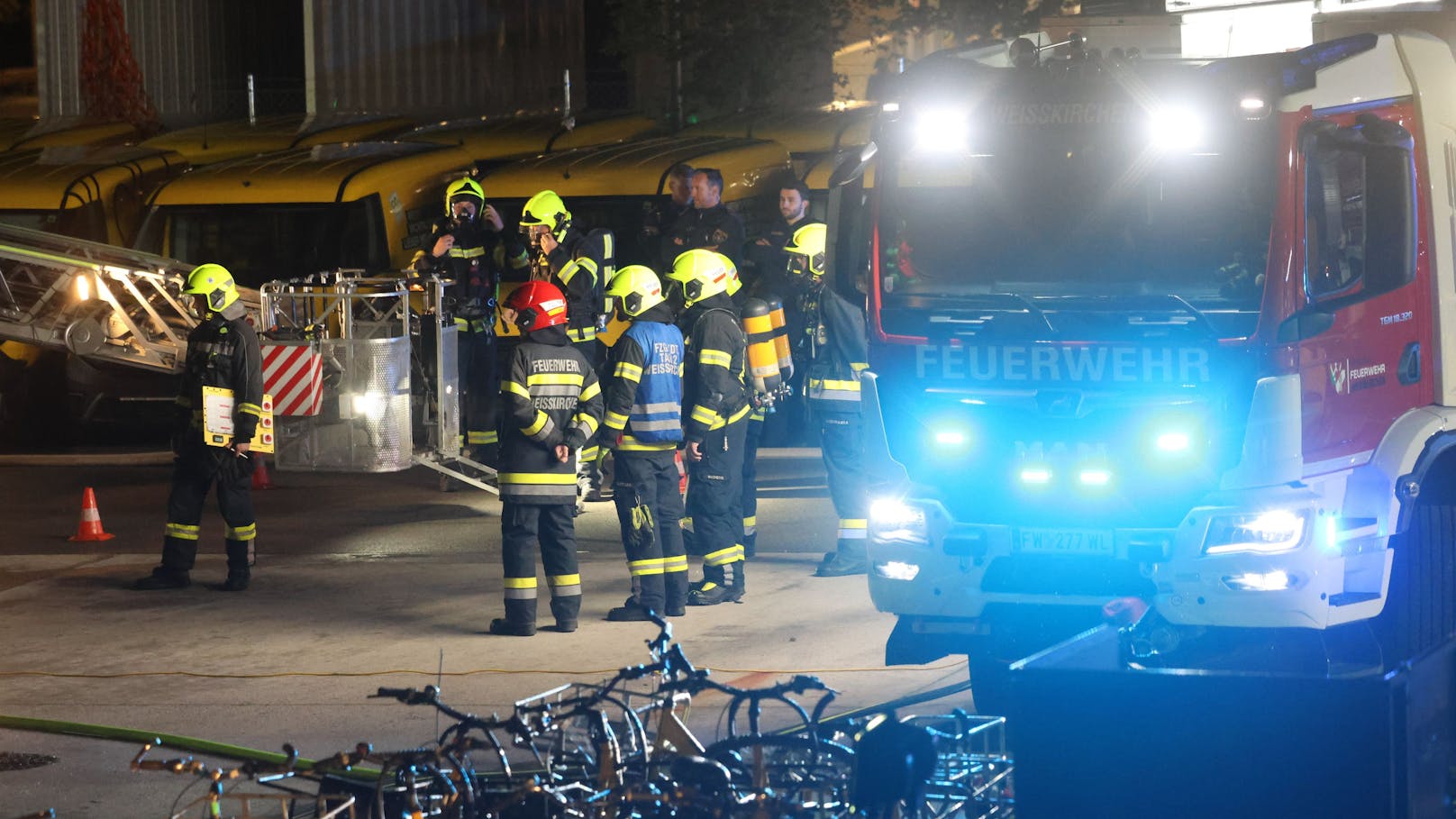 Einen Großeinsatz von elf Feuerwehren hatte in der Nacht auf Mittwoch ein Brand einer Halle auf dem Gelände eines Post-Logistikzentrums in Allhaming (Bezirk Linz-Land) zur Folge.